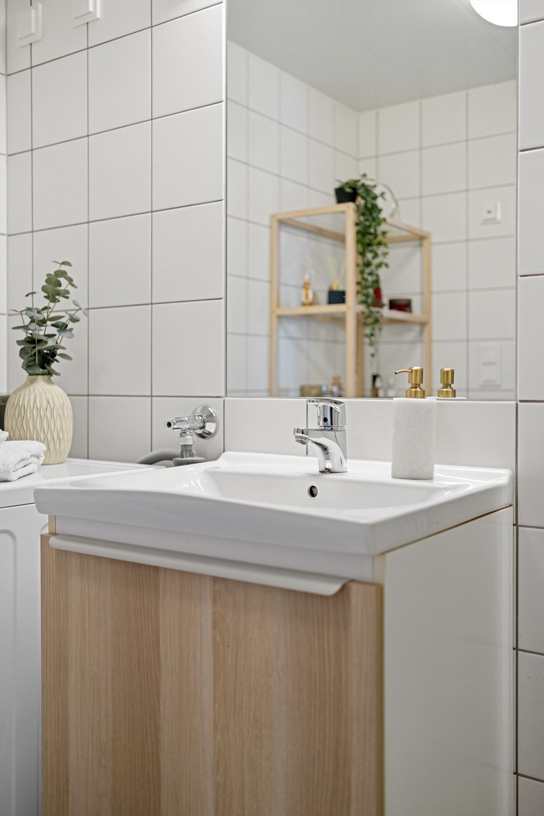 Baderommet er innredet med vegghengt klosett, servant med innredning, innfelt speil og dusjhjørne med svingbare glassdører(2018). Opplegg for vaskemaskin. Mekanisk avtrekk. Galleribilde