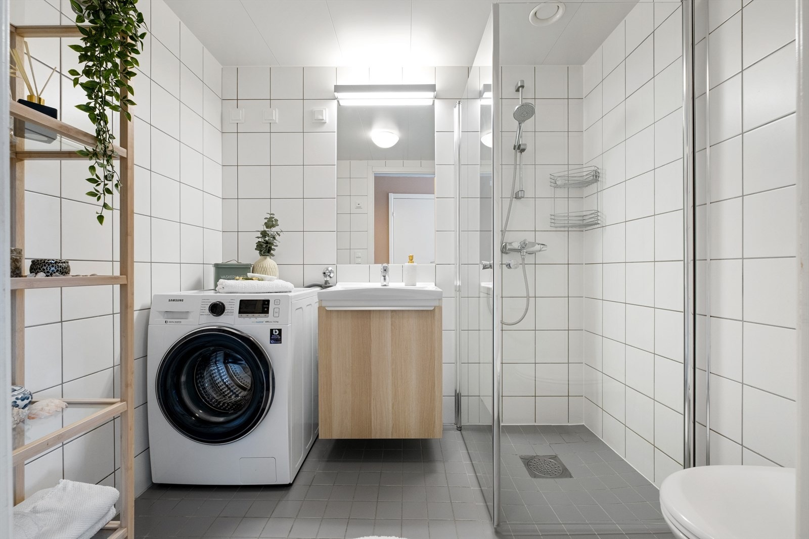 Flislagt baderom med varme i gulvet og downlights i himling. Galleribilde