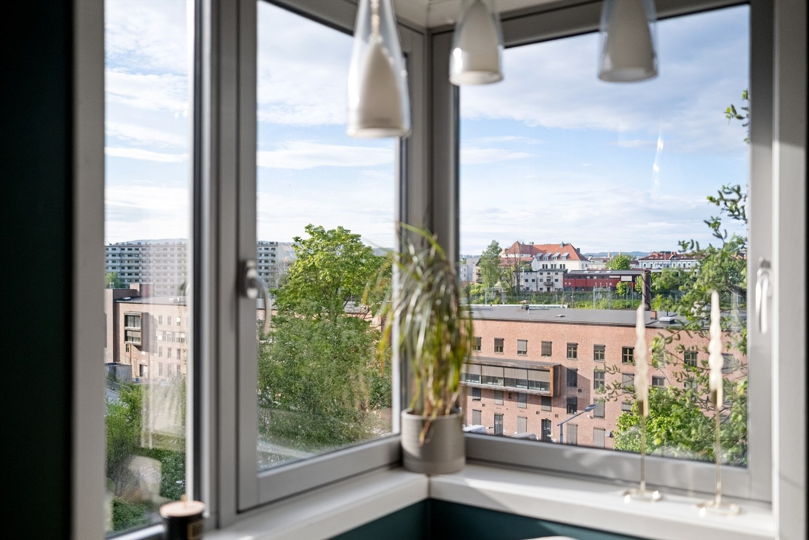 Store vindusflater som gir rikelig med luft og lys. Galleribilde