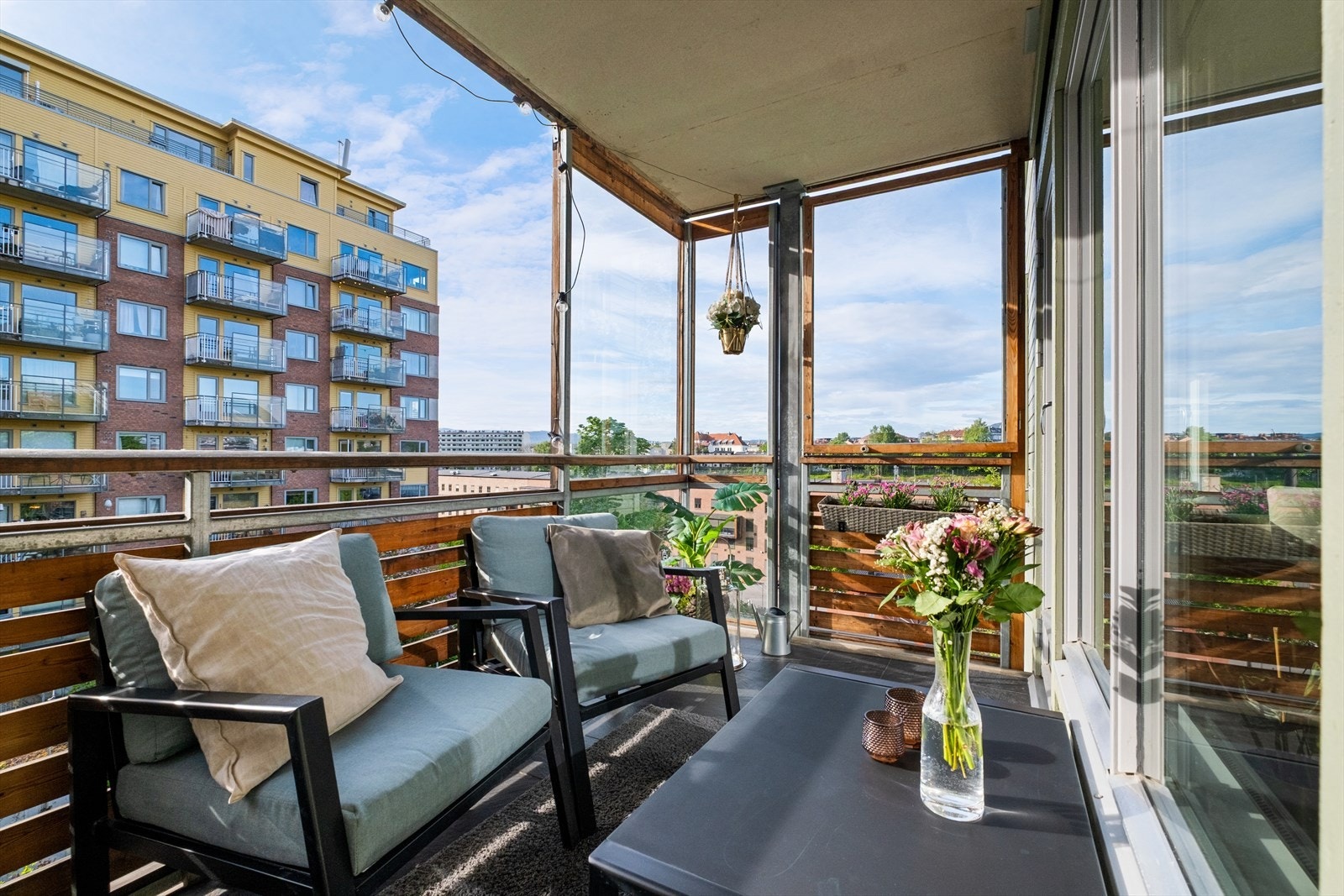 Nordvik v/Moestue har gleden av å presentere en lys og hyggelig 3-roms hjørneleilighet med sentral og attraktiv beliggenhet i Gamlebyen. Husk visningspåmelding! Galleribilde