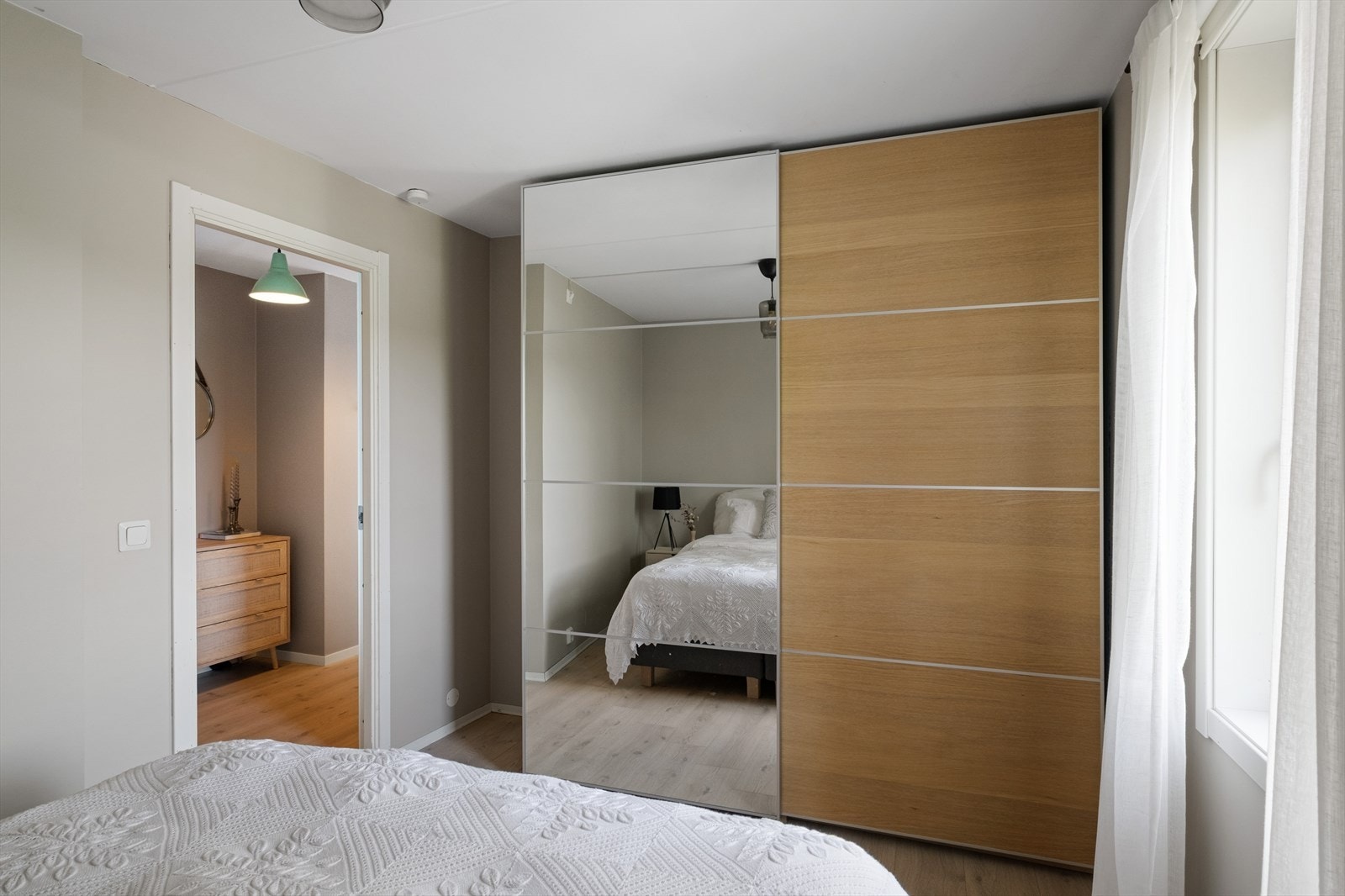 Godt med oppbevaringsplass i skyvedørsgarderobe. Galleribilde