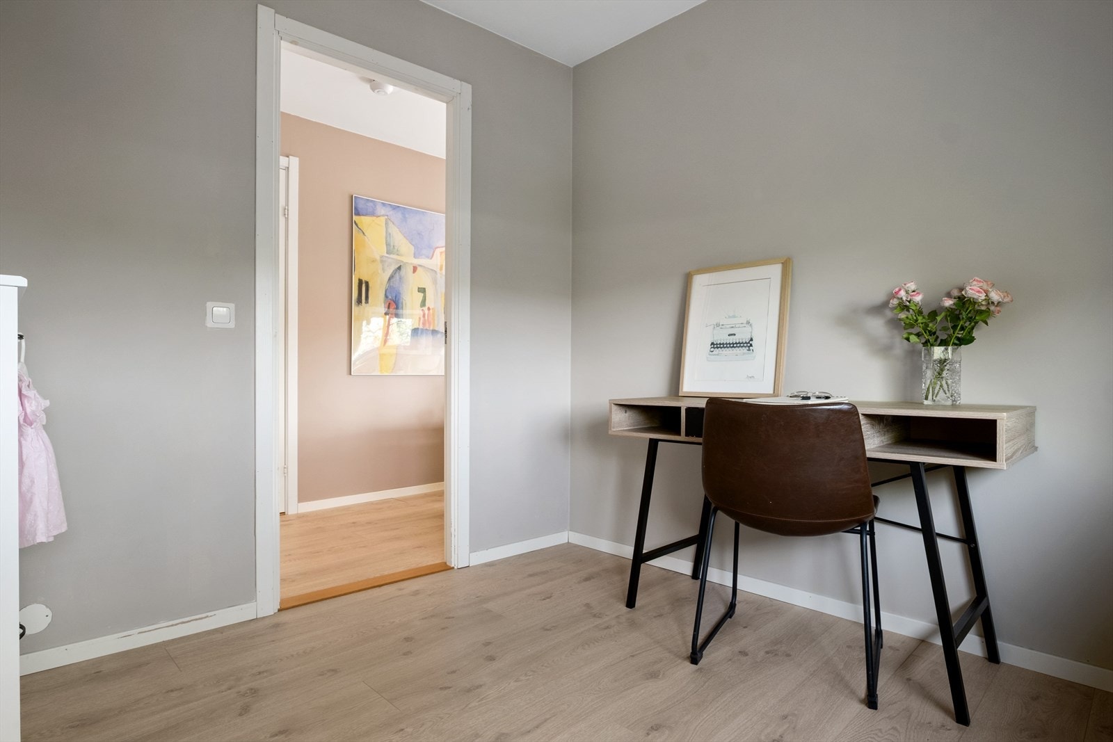 Soverommene vender mot nord og får ikke direkte sollys, noe som gjør dem svale. Galleribilde