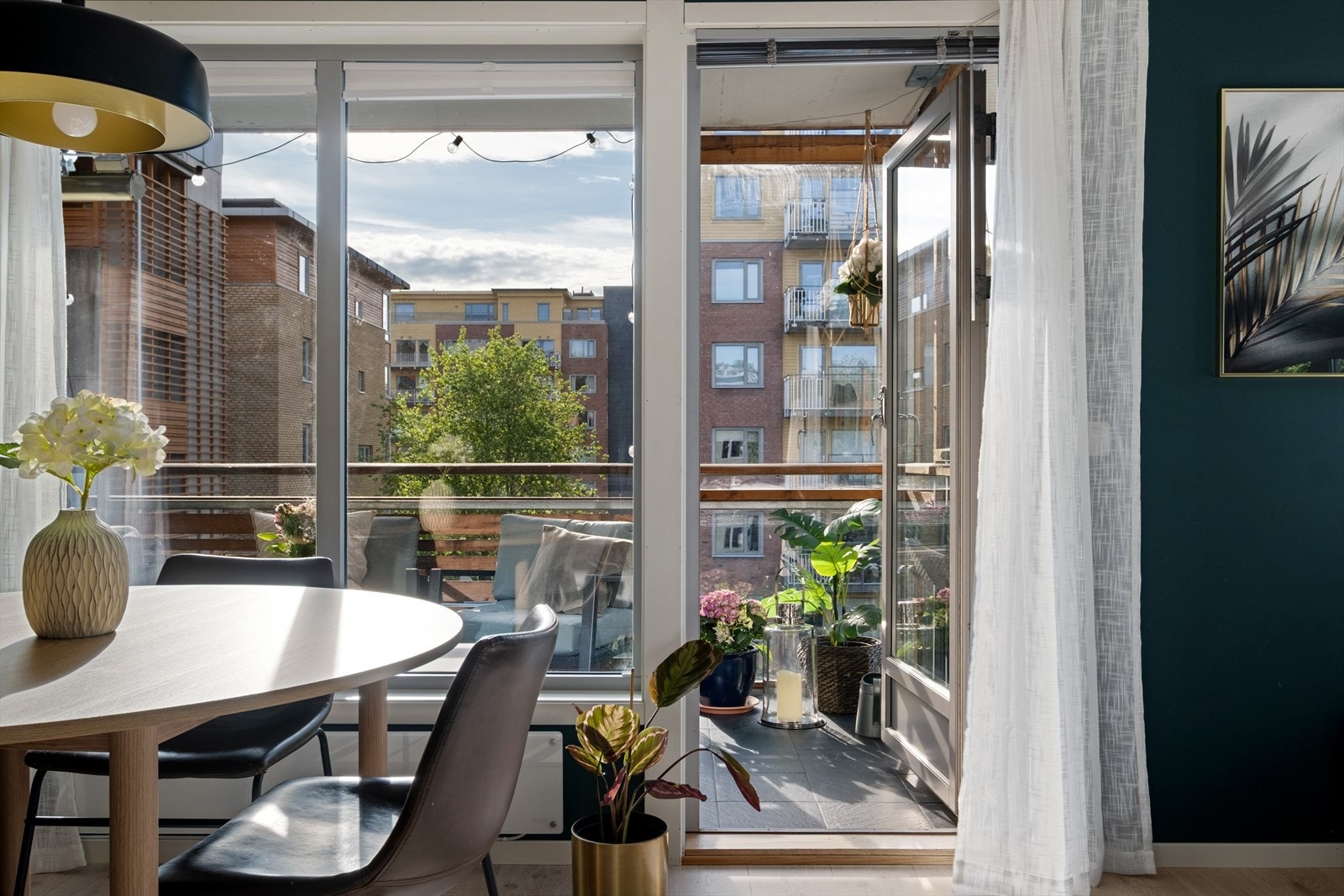 Utgang til balkong fra stuen. Galleribilde