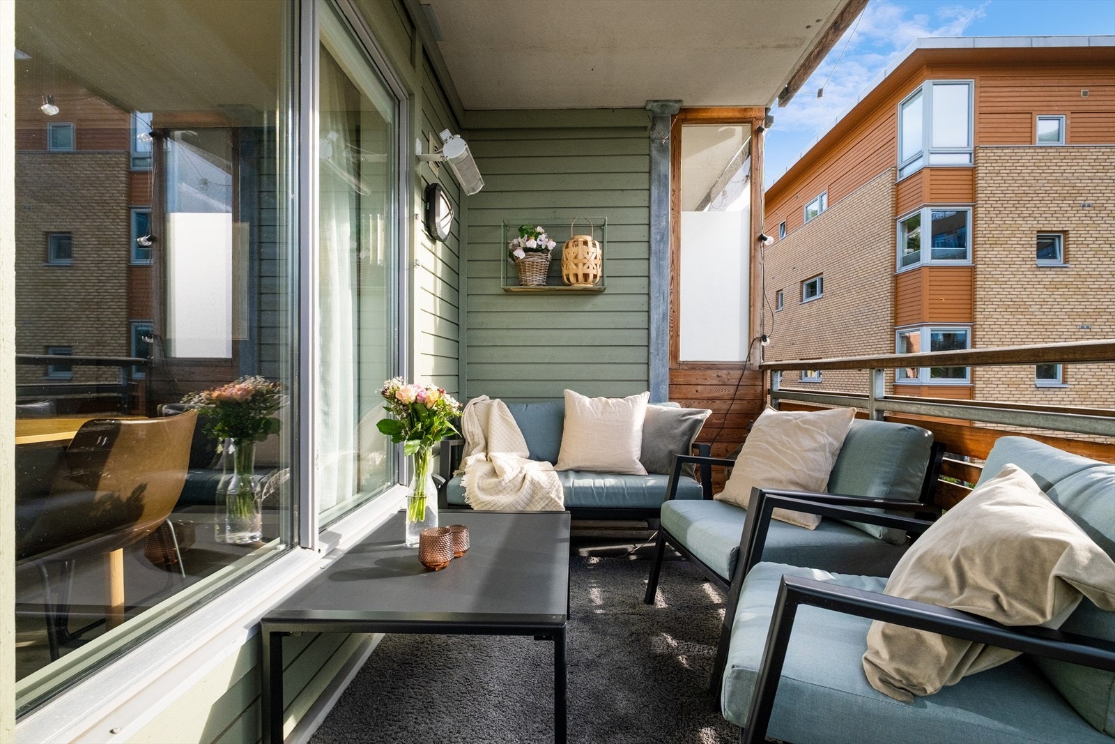 Trivelig balkong med hyggelig sittegruppe. Galleribilde
