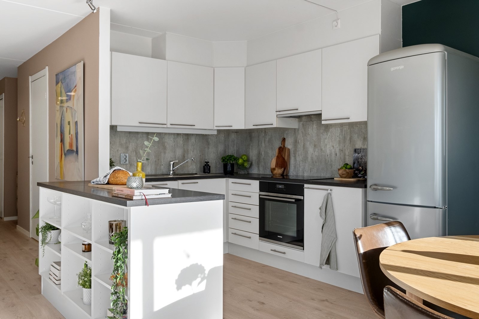 Godt med benk- og skapplass. Galleribilde