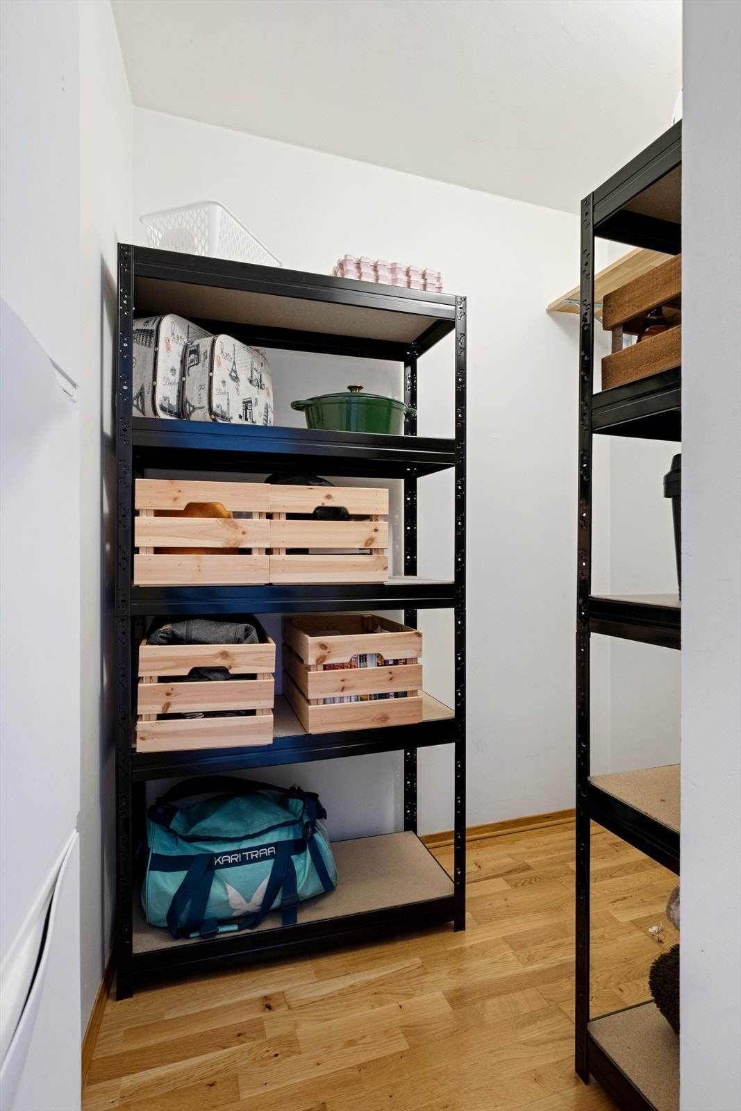 I tilknytning til entréen er det en praktisk bod med masse oppbevaringsplass. Galleribilde