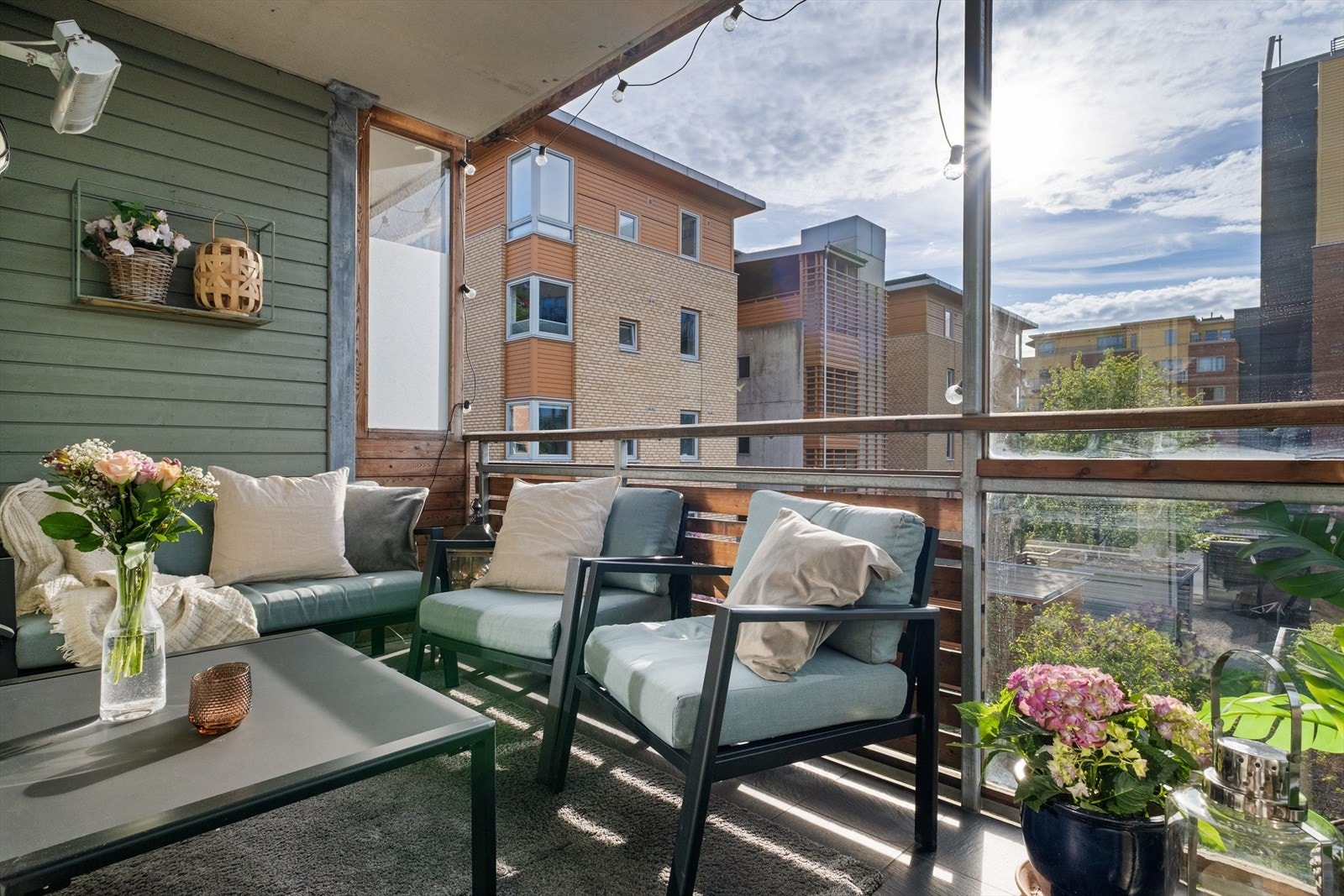 Solrik, vestvendt balkong på ca. 7 kvm med god plass til utemøblement. Galleribilde