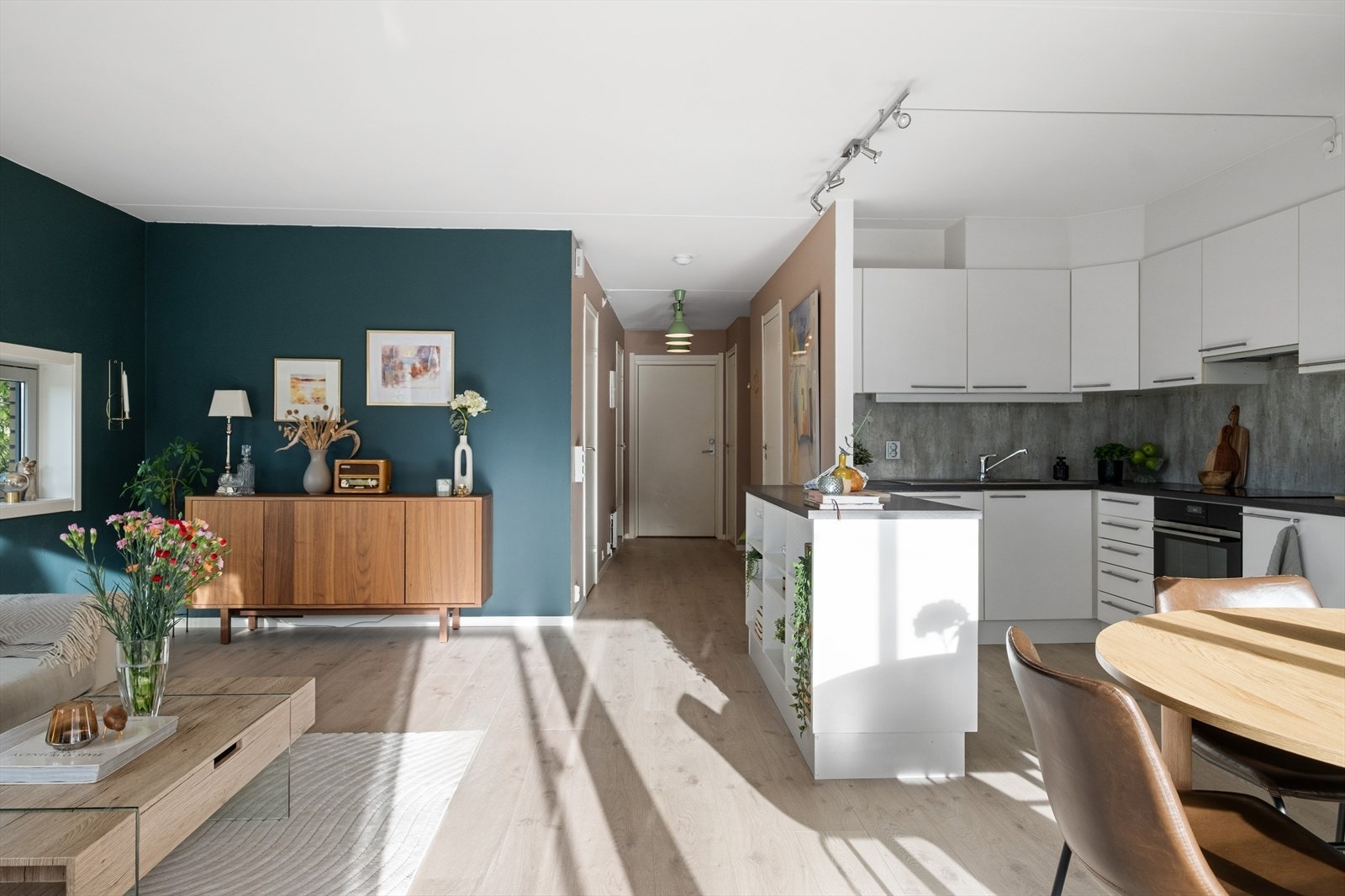 Kjøkken med åpen løsning mot stuen sikrer optiaml utnyttelse av arealene. Galleribilde