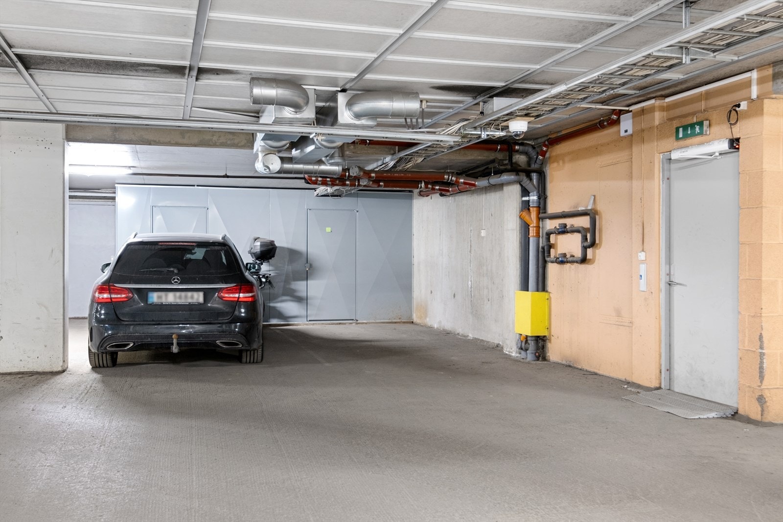 Med leiligheten følger garasjeplass med heisadkomst. Galleribilde