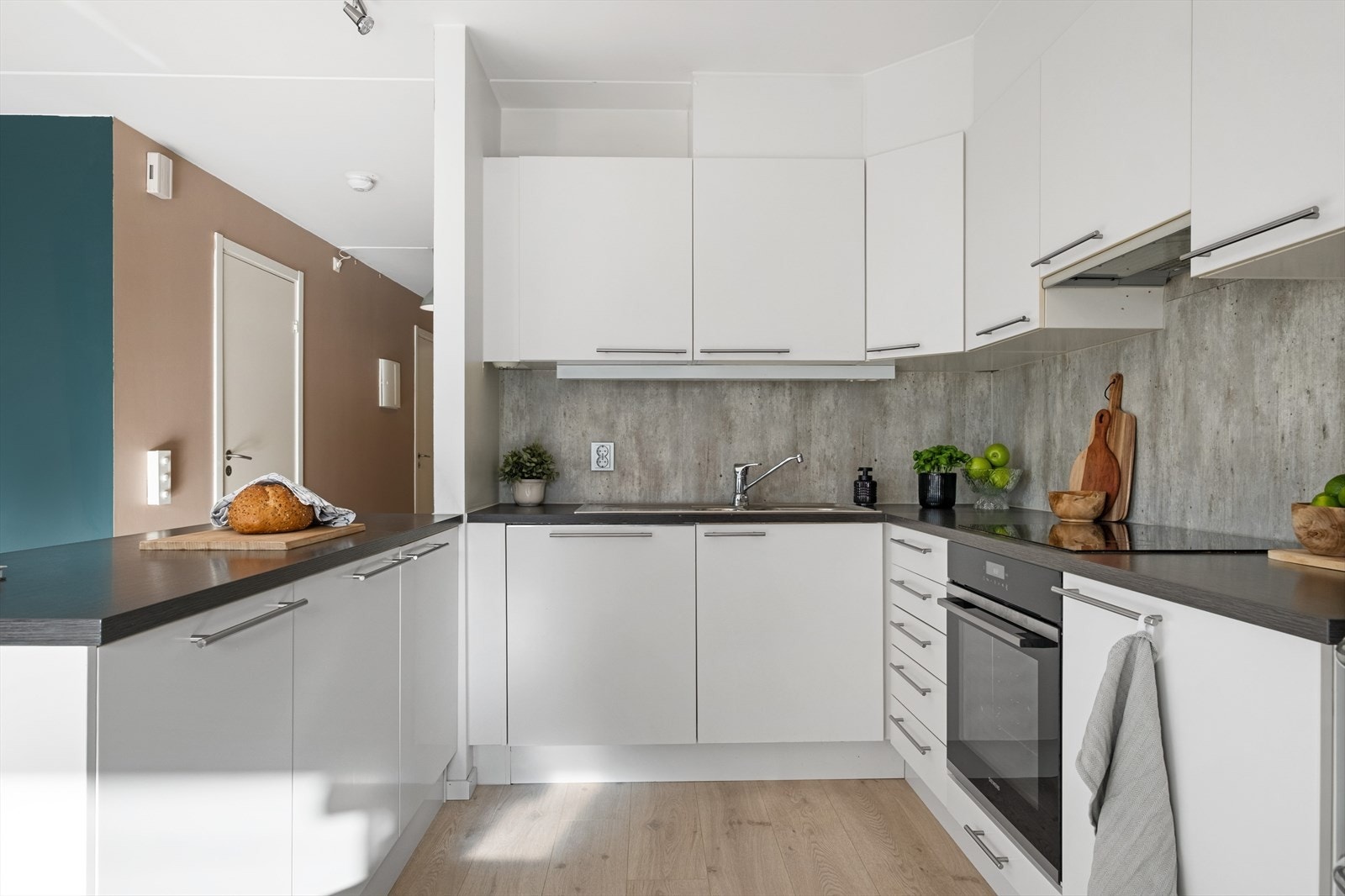 Av hvitevarer er det integrert platetopp, stekeovn (2024) og oppvaskmaskin. Avtrekk over kokeplass. Galleribilde