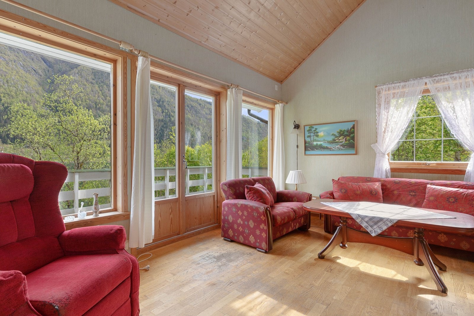 Stove med rikeleg med vindauge som sikrar eit godt lysinnslepp. Galleribilde