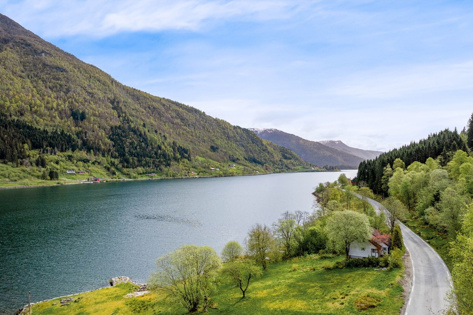 Eigedommen ligg sjeldan flott til i ei sjeldan flott bygd. Her har du ein sjeldan moglegheit til å skape noko du er stolt over. Galleribilde