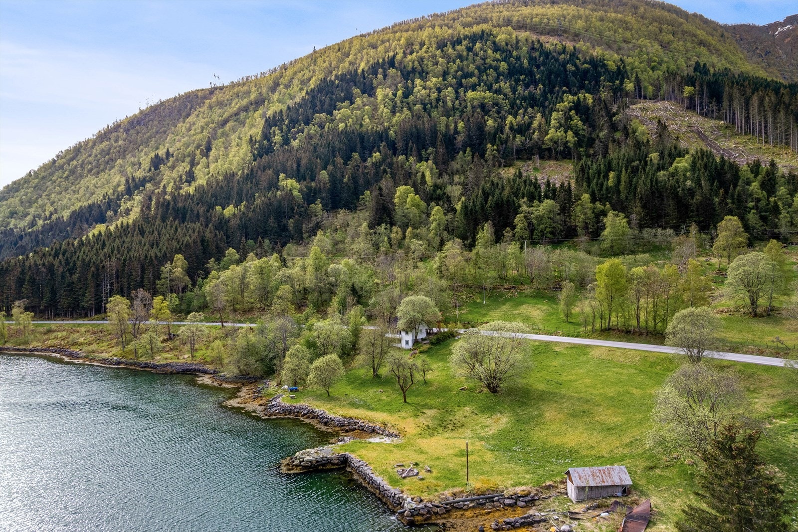 Eigedommen er på heile 2.2 mål og ligg med Sognefjorden som næraste nabo. Galleribilde