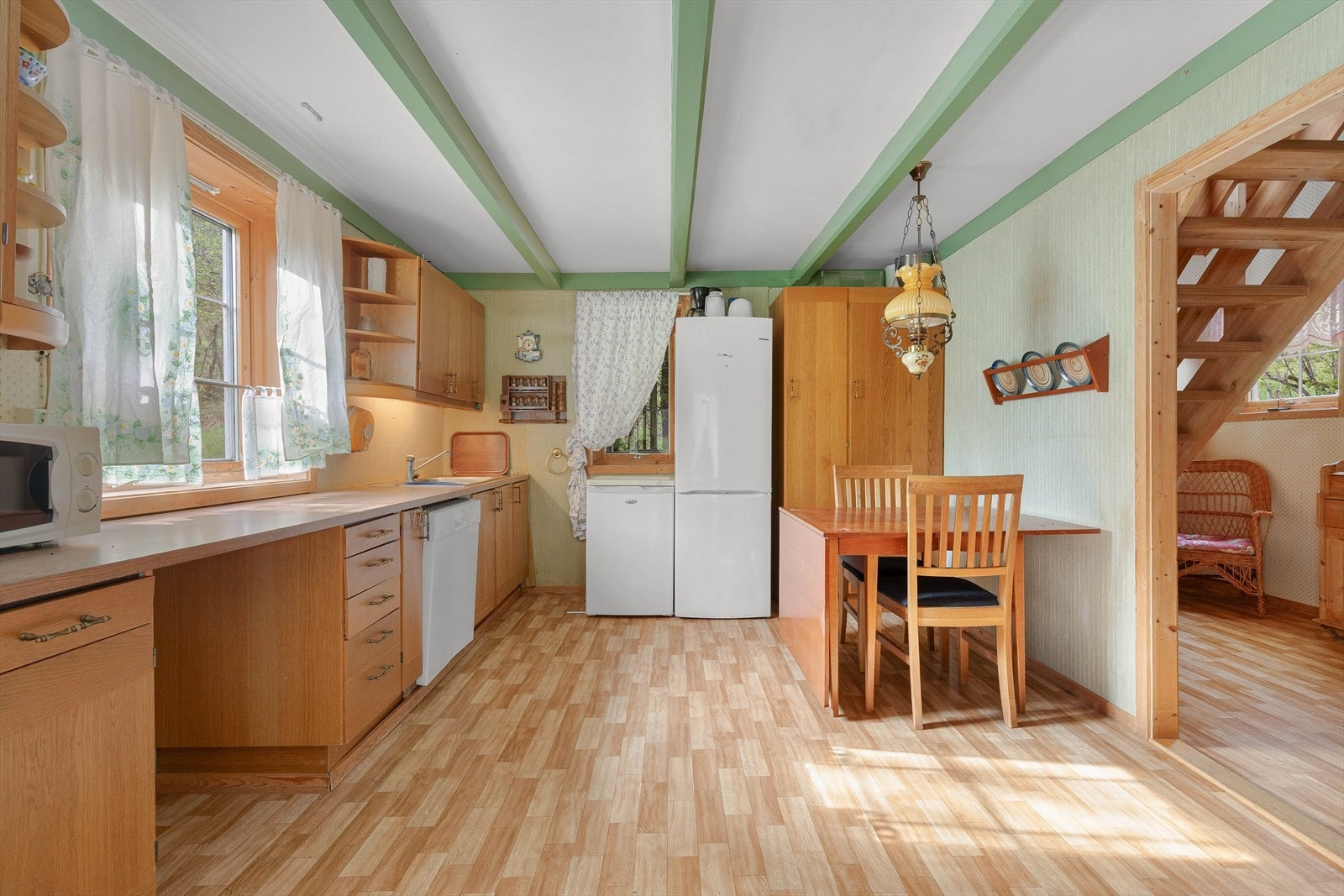 Kjøkken med god plass til spisebord. Galleribilde