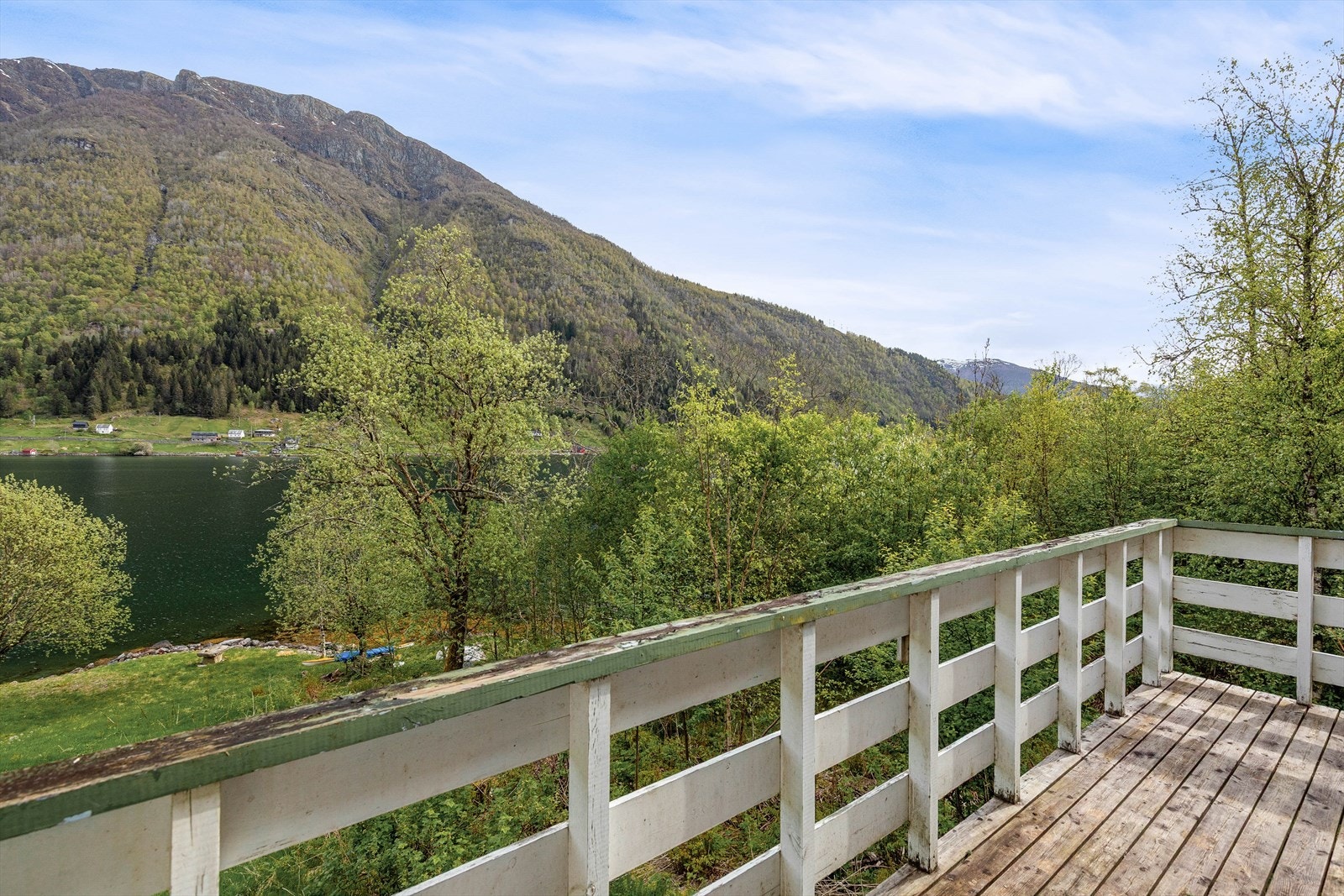 Frå stove er det utgang til ein balkong med fantastisk utsikt over fjord og nærliggande fjell. Galleribilde