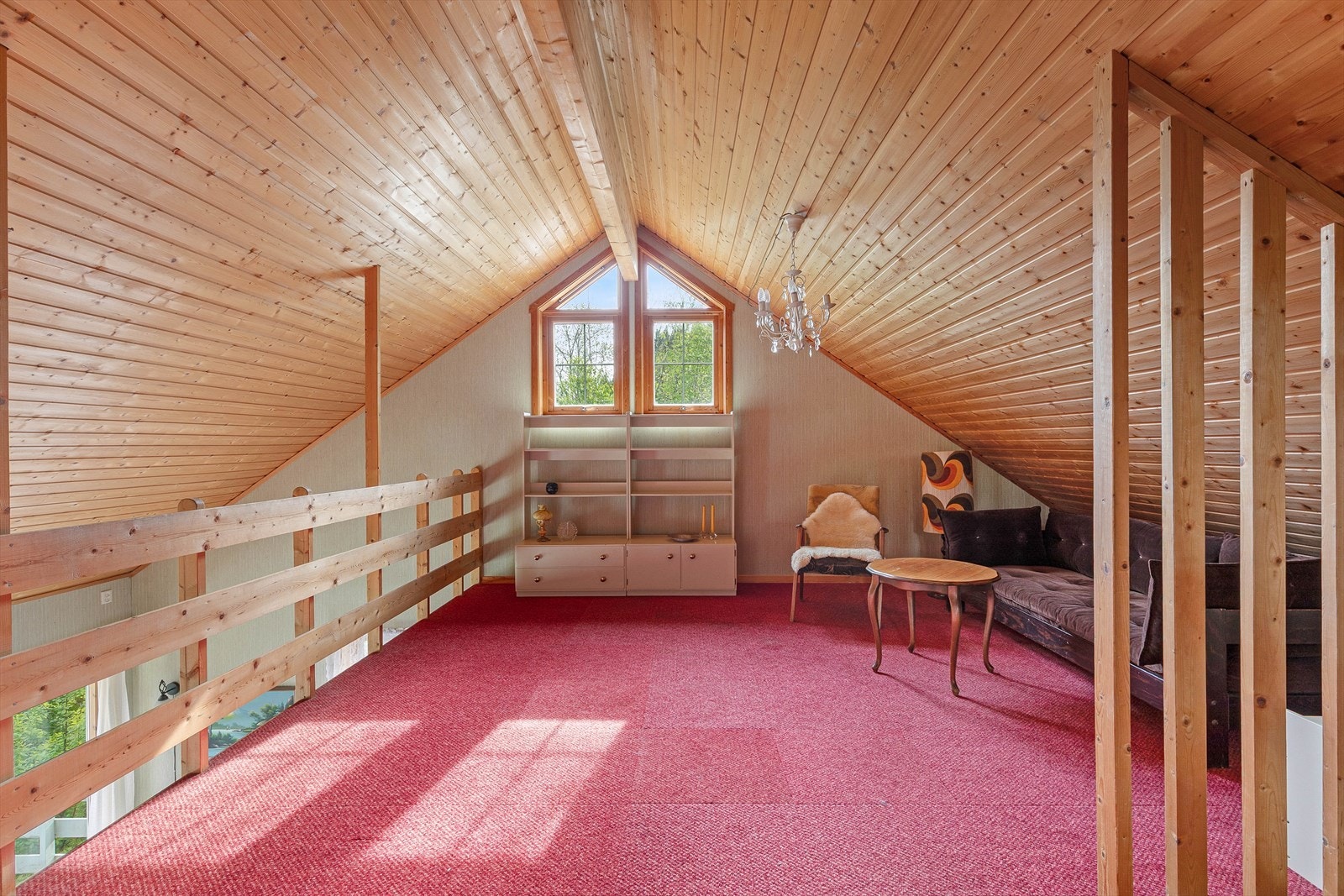 ... er det ein romsleg hems med loftstove... Galleribilde