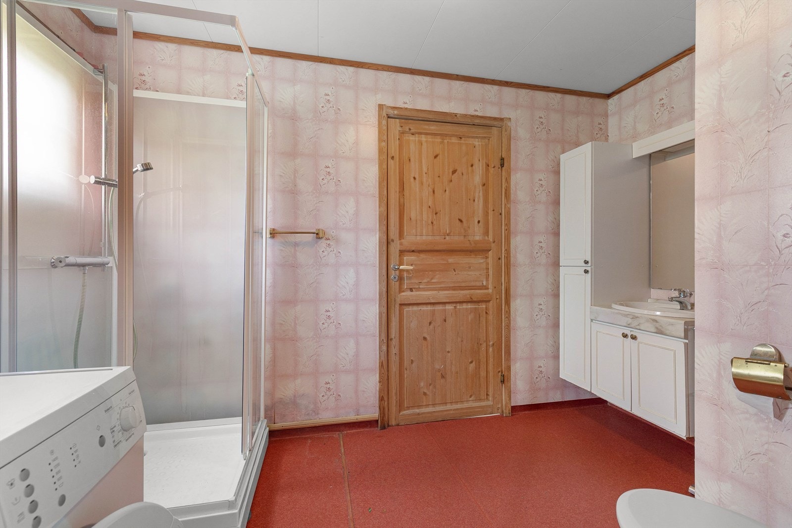 Bad frå byggeår, utstyrt med totalett, dusjkabinett og servant med innreiing. Galleribilde