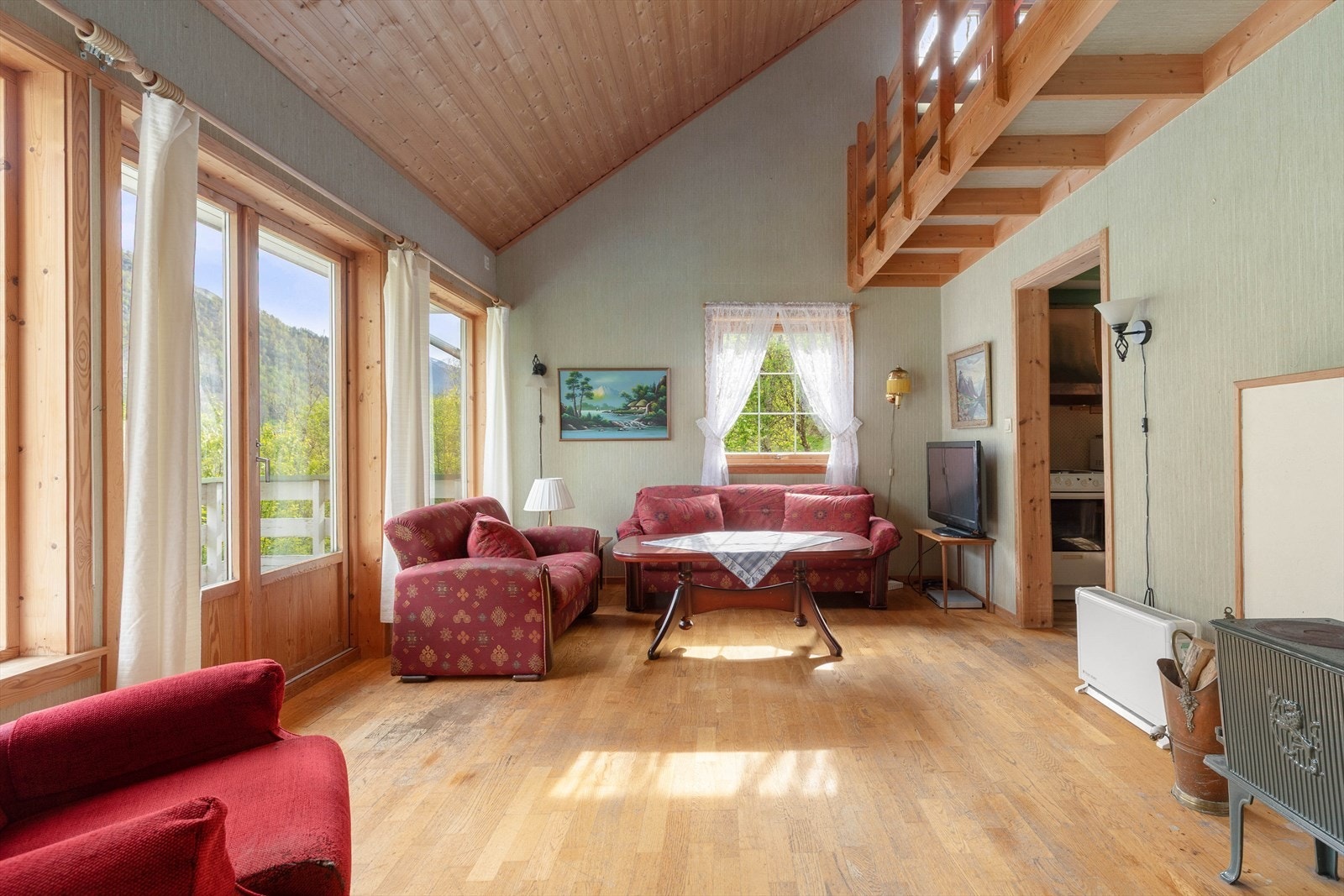 Huset har opprinneleg standard og framstår som eit oppussingsobjekt. Galleribilde