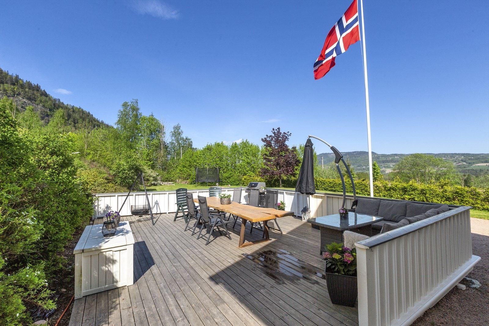 En stor og solrik markterrasse ligger i direkte tilknytning til husets kjøkkeninngang Galleribilde