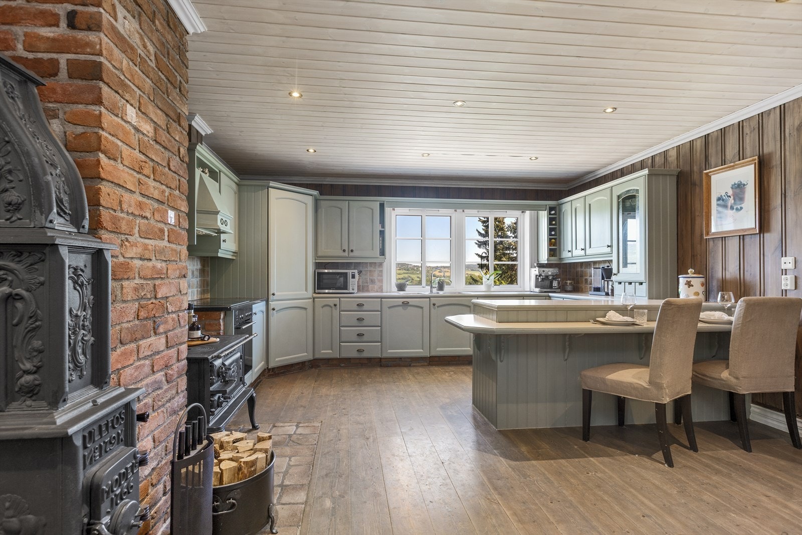 Våningshuset har stort kjøkken med flott lys og utsikt Galleribilde