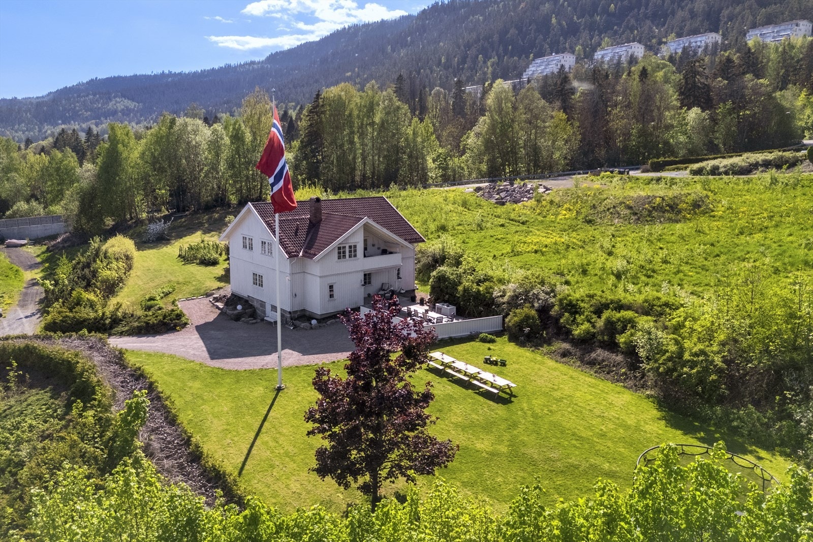 Boligtunet på Torstad består av store og usjenerte hagearealer Galleribilde