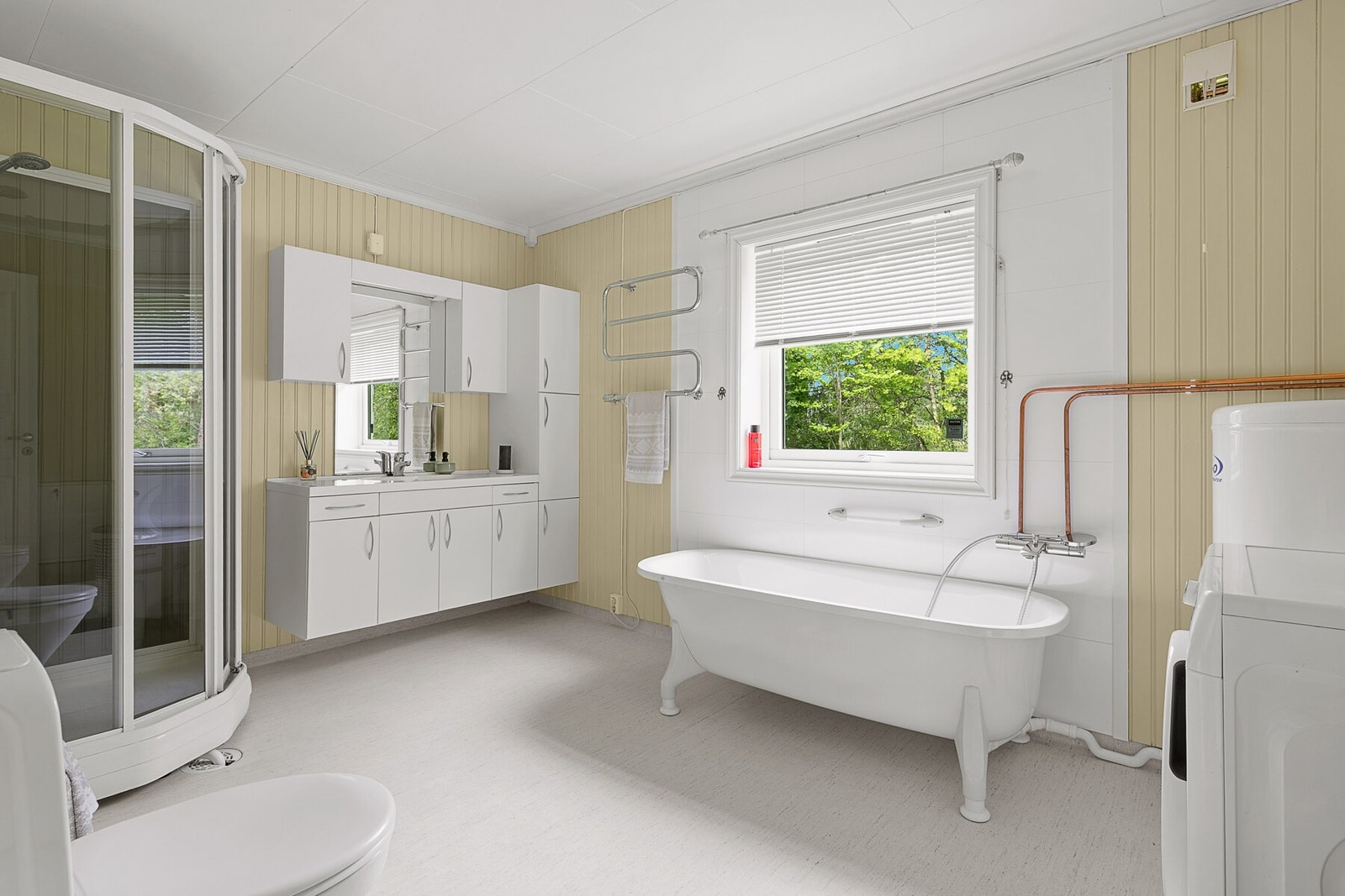 Badet fikk et løft i 2009 med nytt badekar, dusj, innredning, toalett, samt etterisolering av baderomsvegger. Galleribilde
