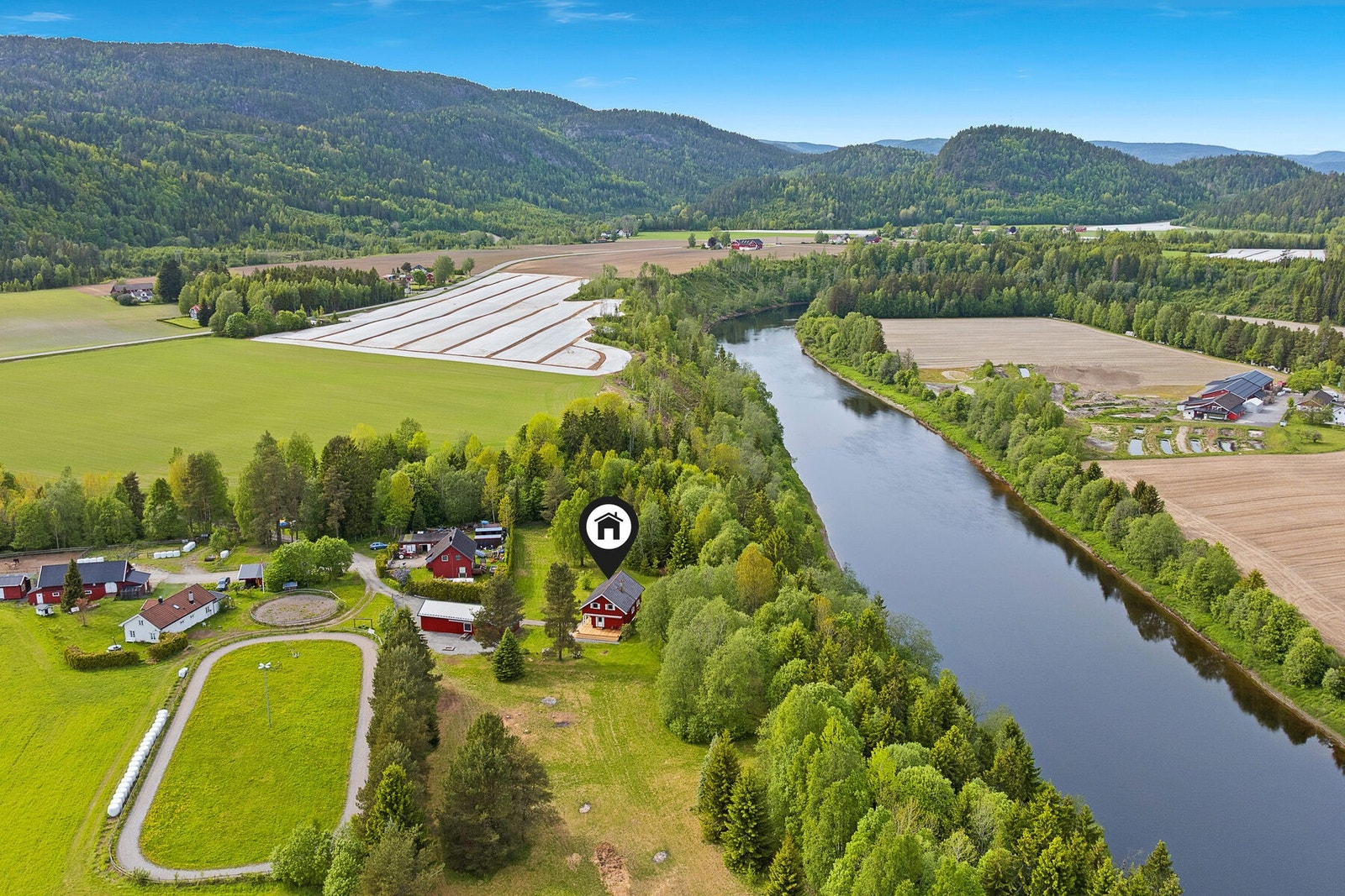 Eiendommen ligger 1,5 t unna Oslo, 45 min fra Tønsberg og 25 min fra Larvik. Galleribilde