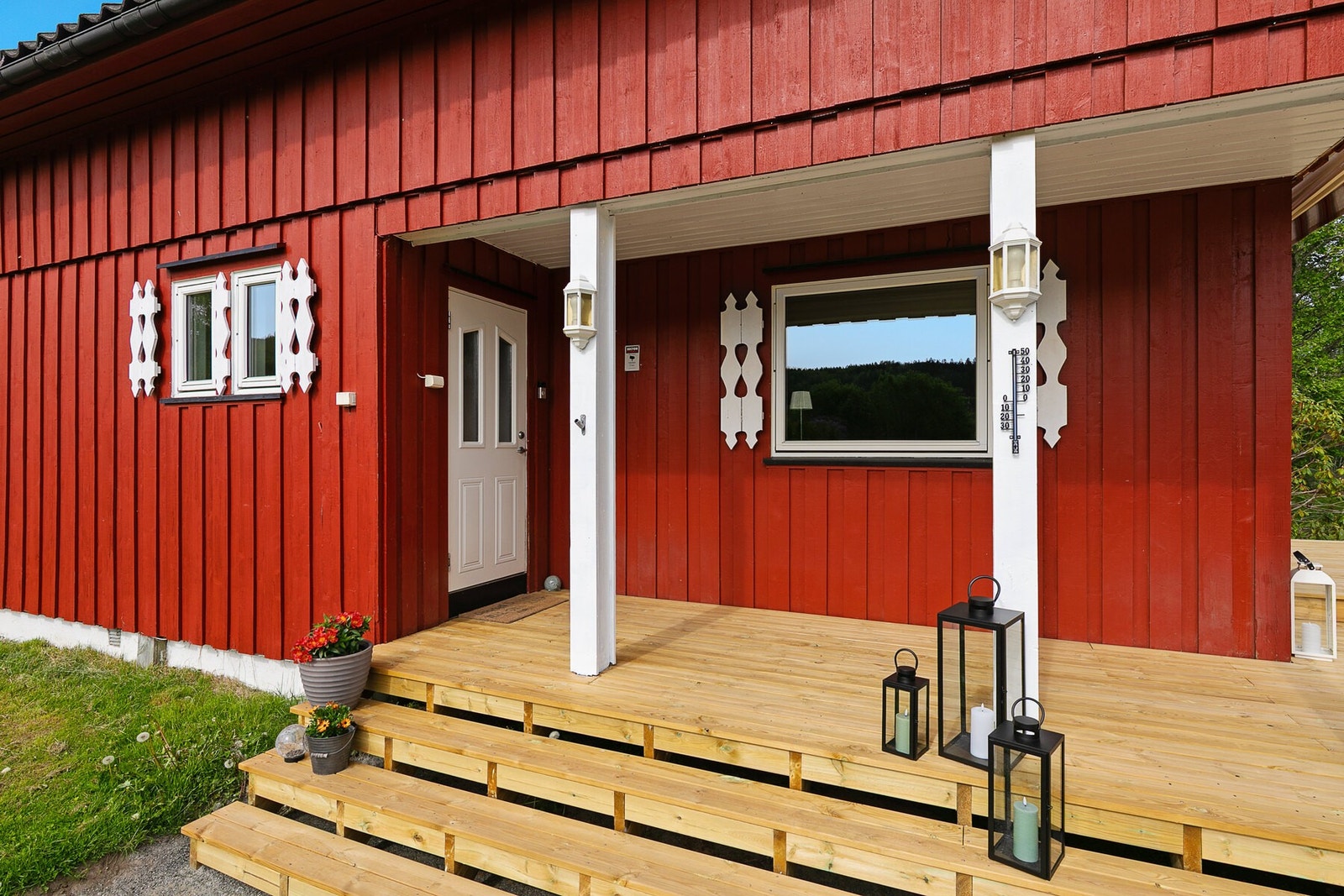 Ifbm. salget ble det bygd ny terrasse ved inngangspartiet. Galleribilde