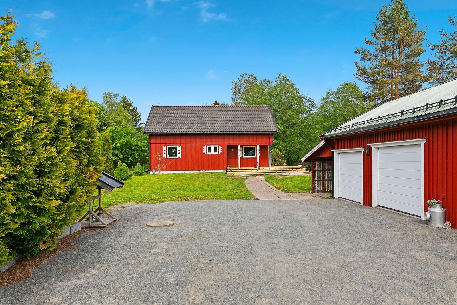 Trippelgarasjen fikk støpt gulv, samt nye leddporter, kledning, nedløp og snøfangere i 2012. Galleribilde