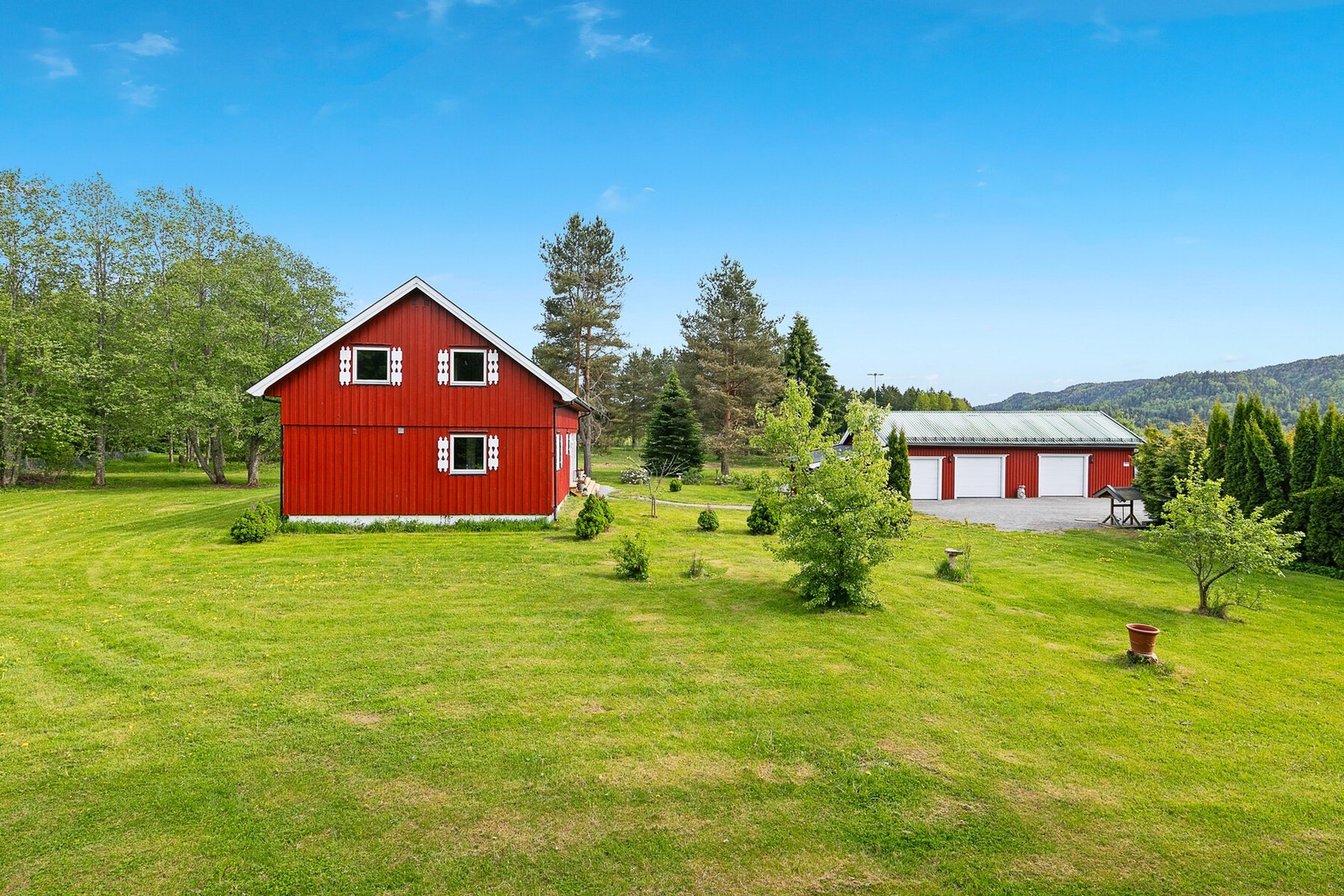 Stort hageområde som passer perfekt for deg med grønne fingre, eller uteområde for dyr. Galleribilde