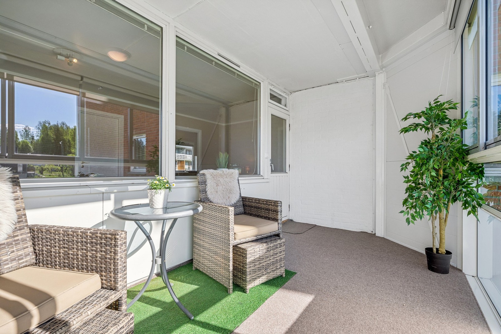 Med god plass til sittegruppe og dekor, er dette et perfekt sted å skape sin egen lille oase, uansett årstid. Galleribilde