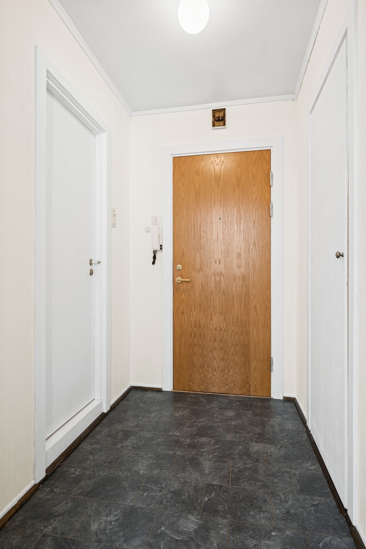 Velkommen inn - lys entré med fin plass til å hensette sko og yttertøy. Galleribilde