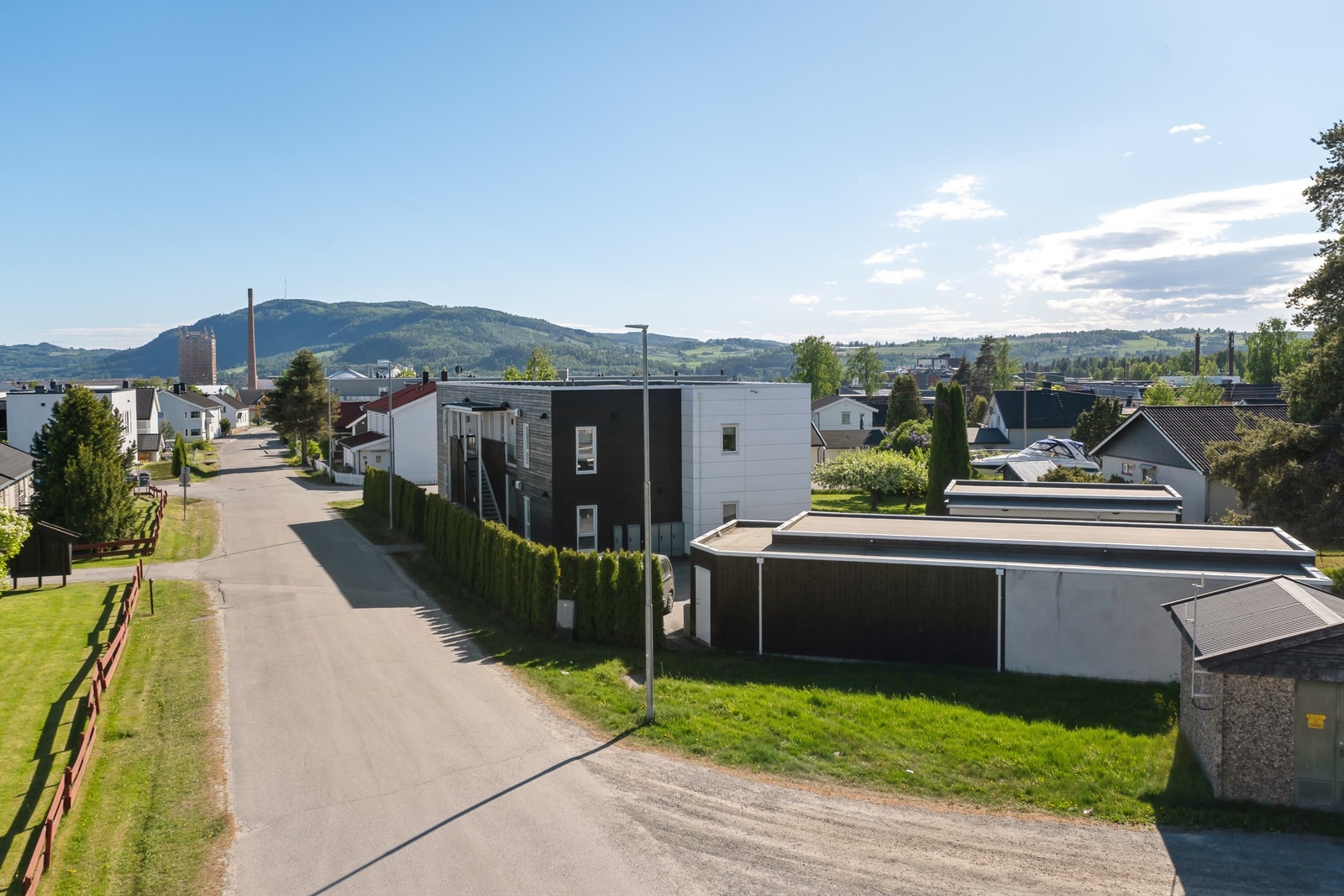 Boligen ligger i et attraktivt og etablert boligområde sentralt i Brumunddal. Det er gangavstand til både sentrum, skoler og barnehager. Galleribilde