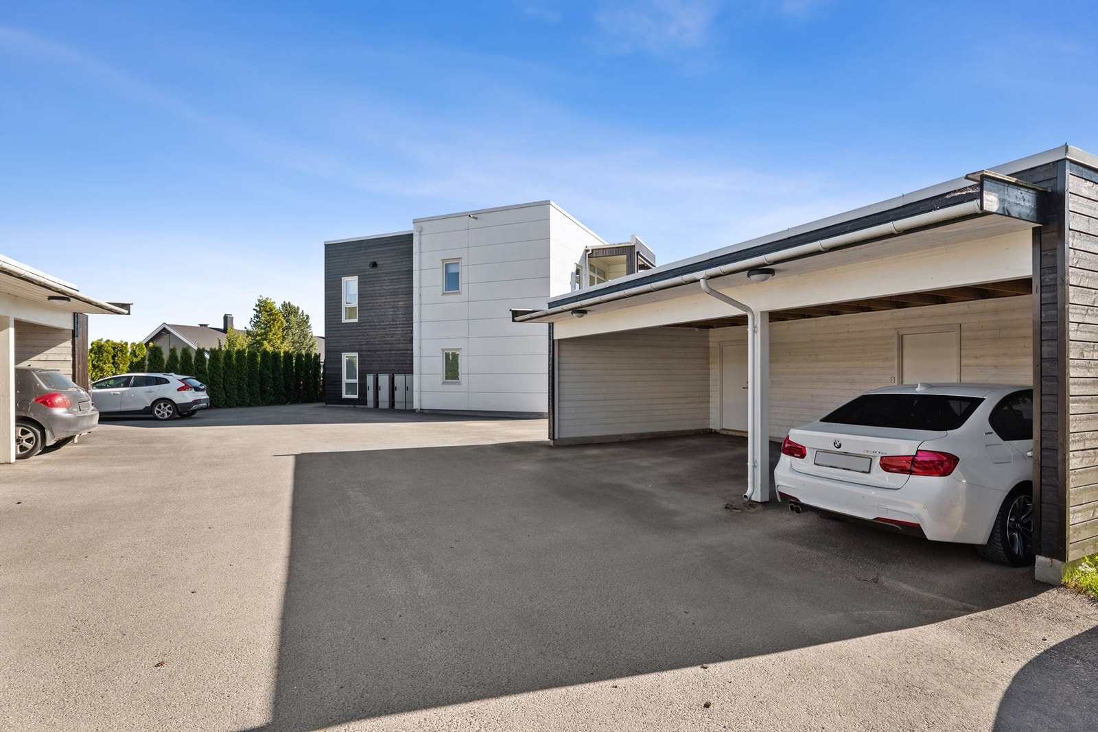 Boligen disponerer også egen biloppstillingsplass i carport. Galleribilde
