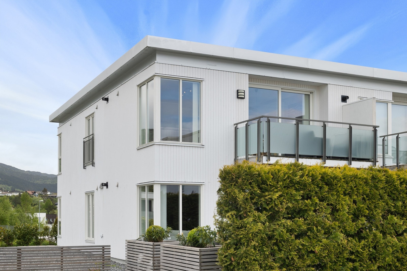 Velkommen til Gamle Flisnesvegen 34B, en tiltalende og moderne 3-roms eierleilighet med vestvendt balkong med gode sol og utsiktsforhold presentert av Daglig leder/Eiendomsmegler Preben Willmann i Krogsveen Sunnmøre Galleribilde