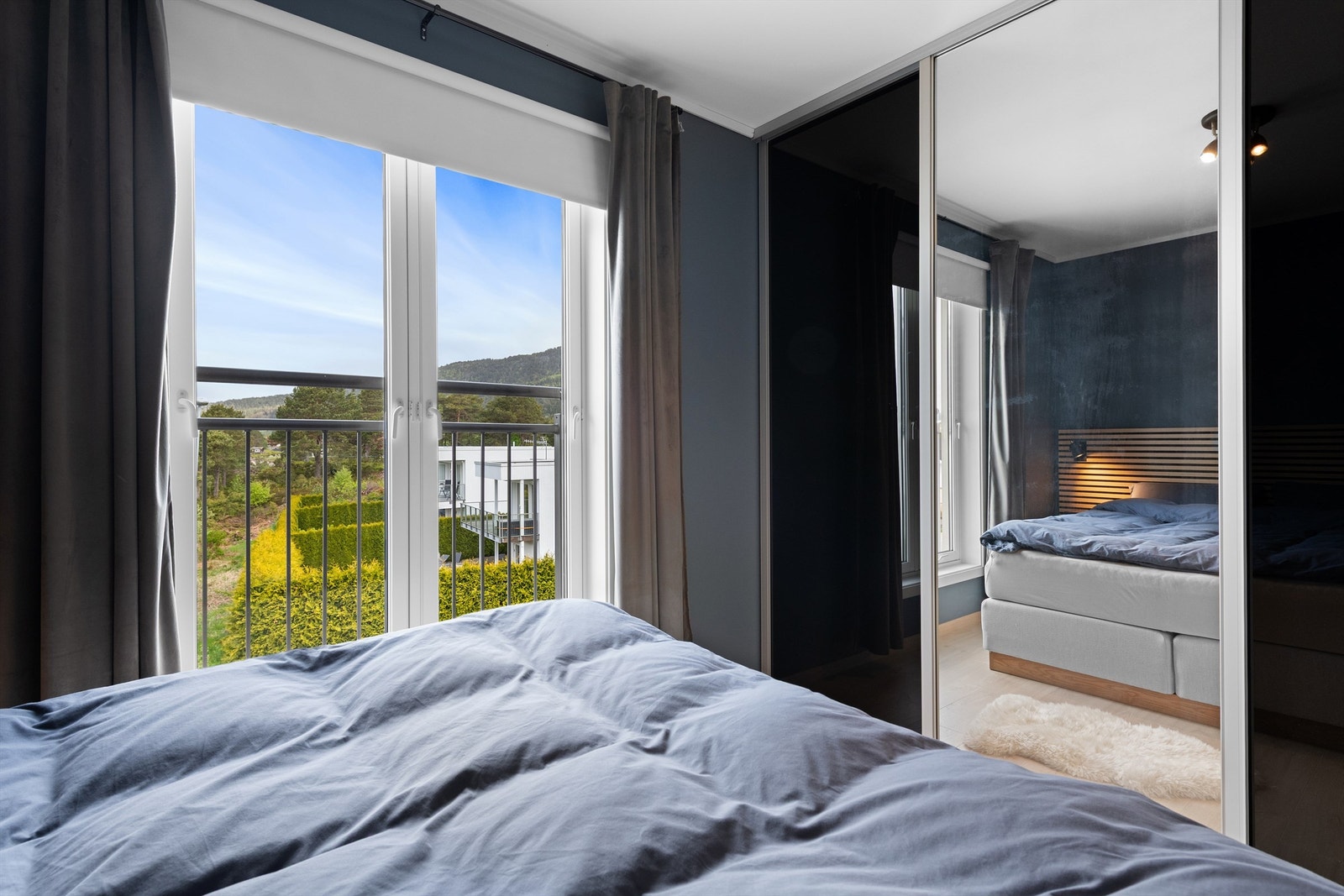 Hovedsoverom med skyvedørsgarderobe - flott utsikt og store vindusflater på soverommet Galleribilde