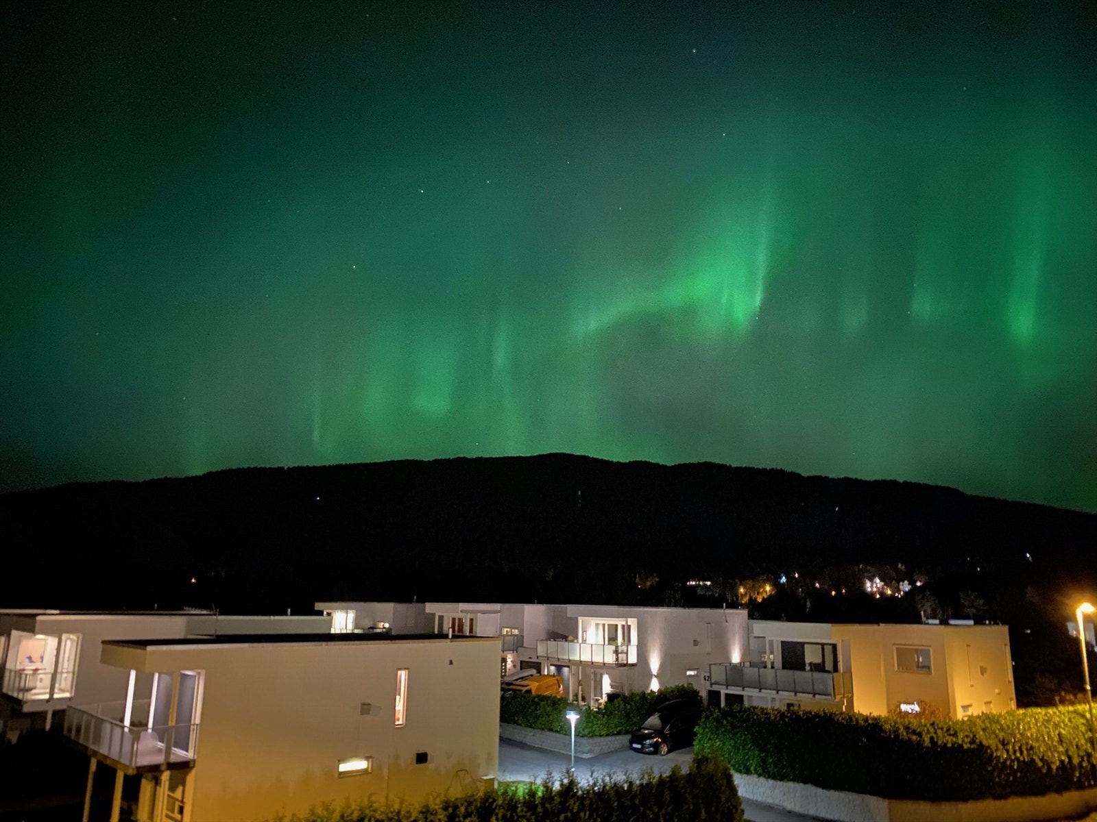 Flott nordlys - bilde tatt fra svalgang/inngangsparti av selger Galleribilde