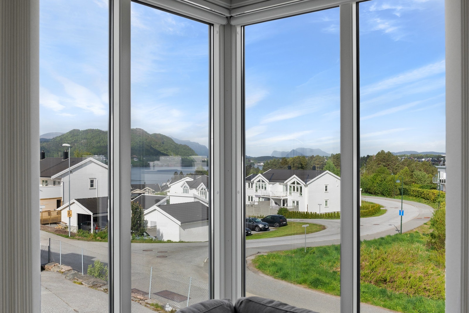 Store vindusflater som gir godt med lysinnslipp og flott utsikt vestover Galleribilde