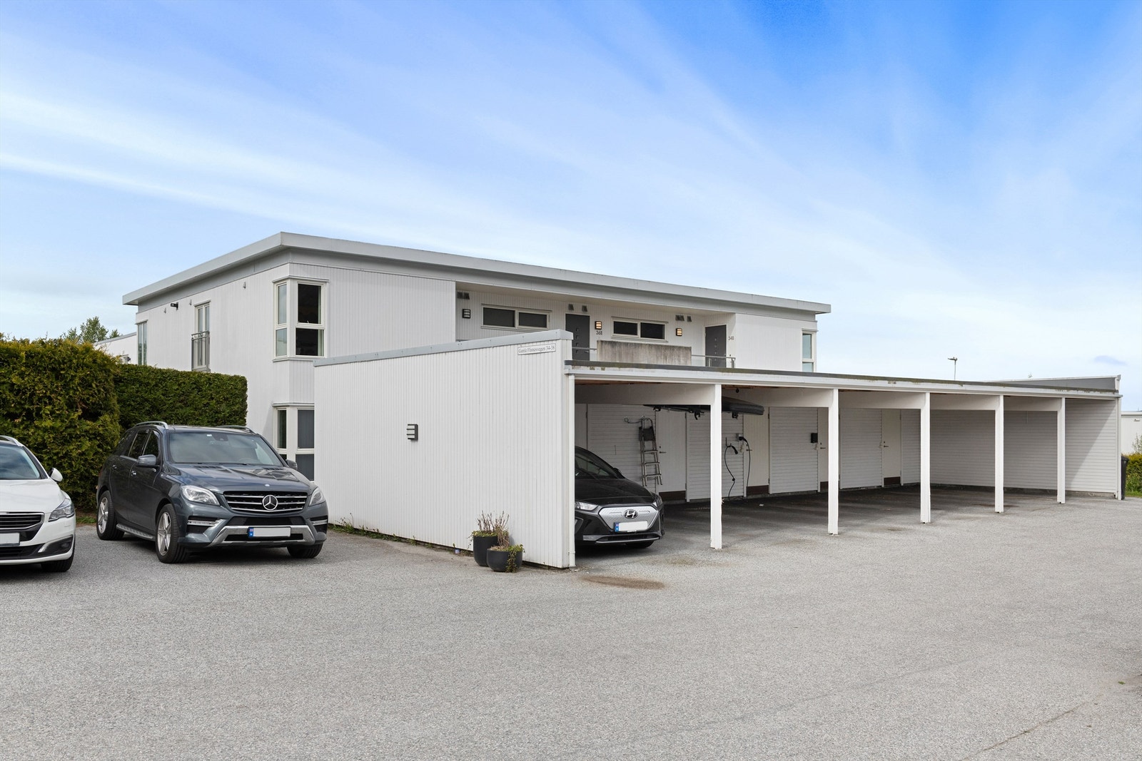 Felles carportanlegg med bod i bakkant Galleribilde