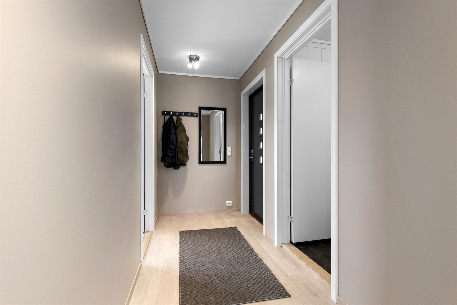 Gang/inngangsparti til leiligheten Galleribilde