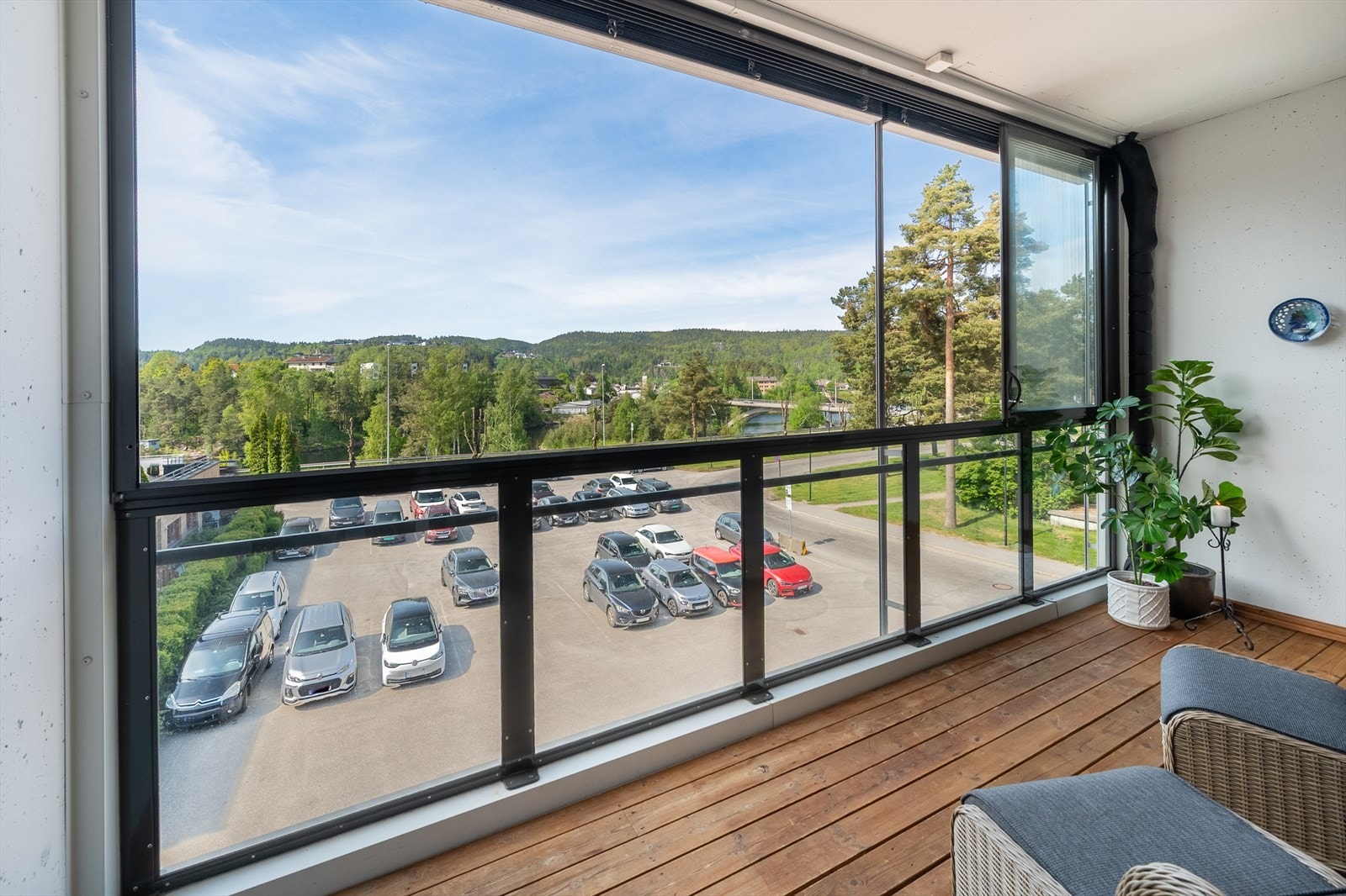 Skyveglass kan åpnes for lufting, mens utvendig solskjerming styres med fjernkontroll Galleribilde