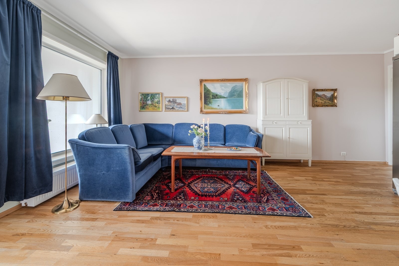 Sosialt allrom med radiator tilkoblet fjernvarme Galleribilde