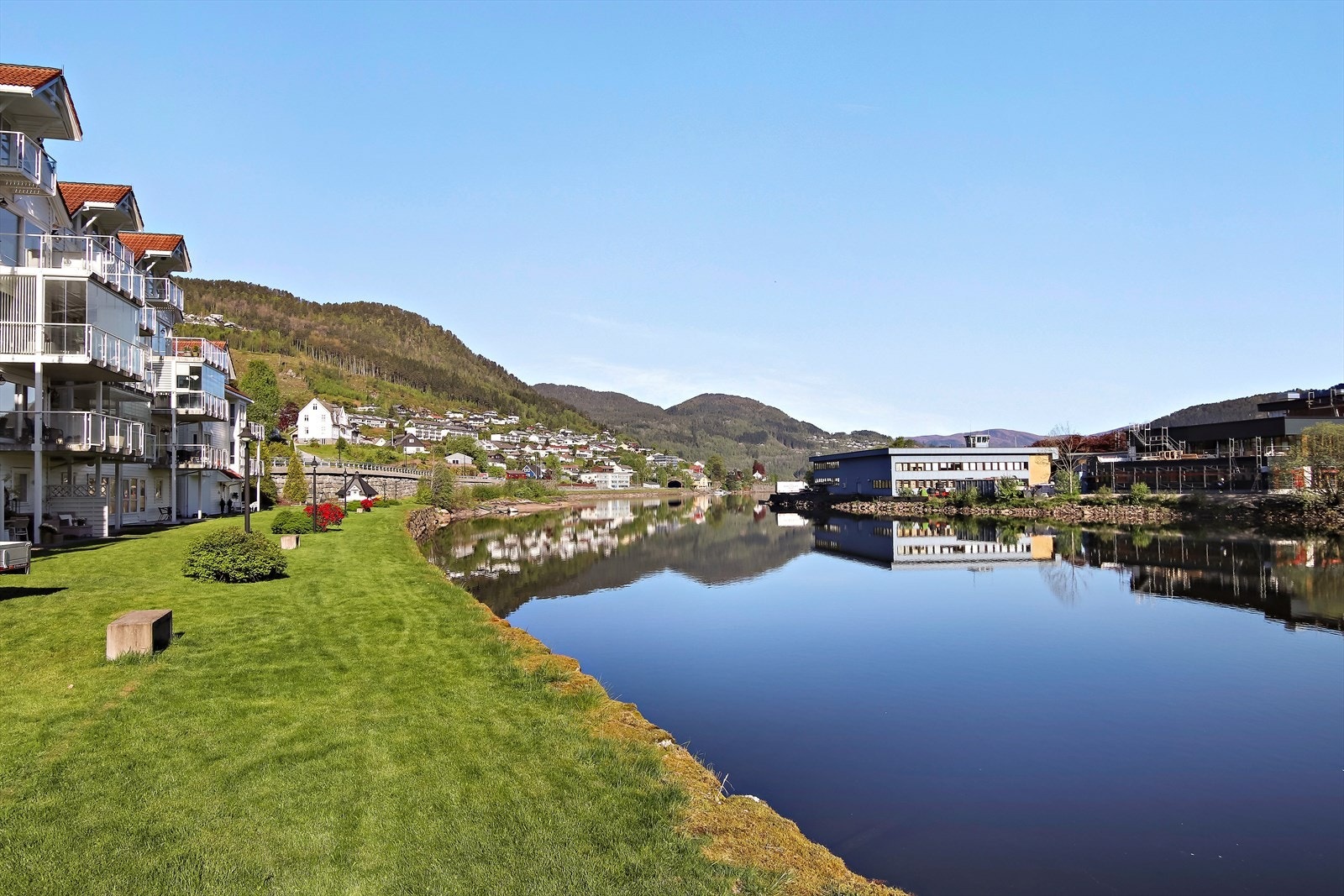 Flott beliggenhet langs elven Jølstra med idylliske fellesareal. Galleribilde