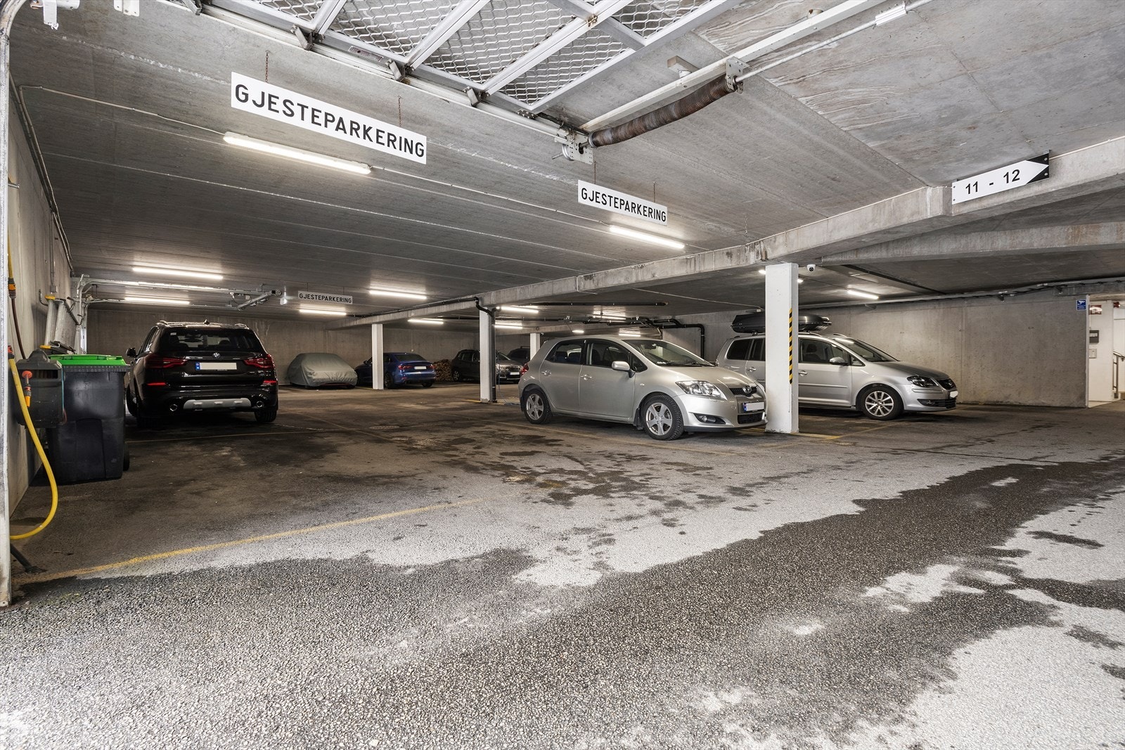 Med leiligheten følger det en parkeringsplass i garasjeanlegget. Det er også felles gjesteparkeringsplasser i og utenfor garasjen. Galleribilde