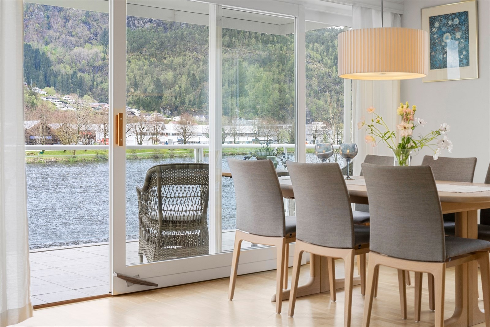 Utgang til balkong fra stue/kjøkken. Flott elveutsikt! Galleribilde
