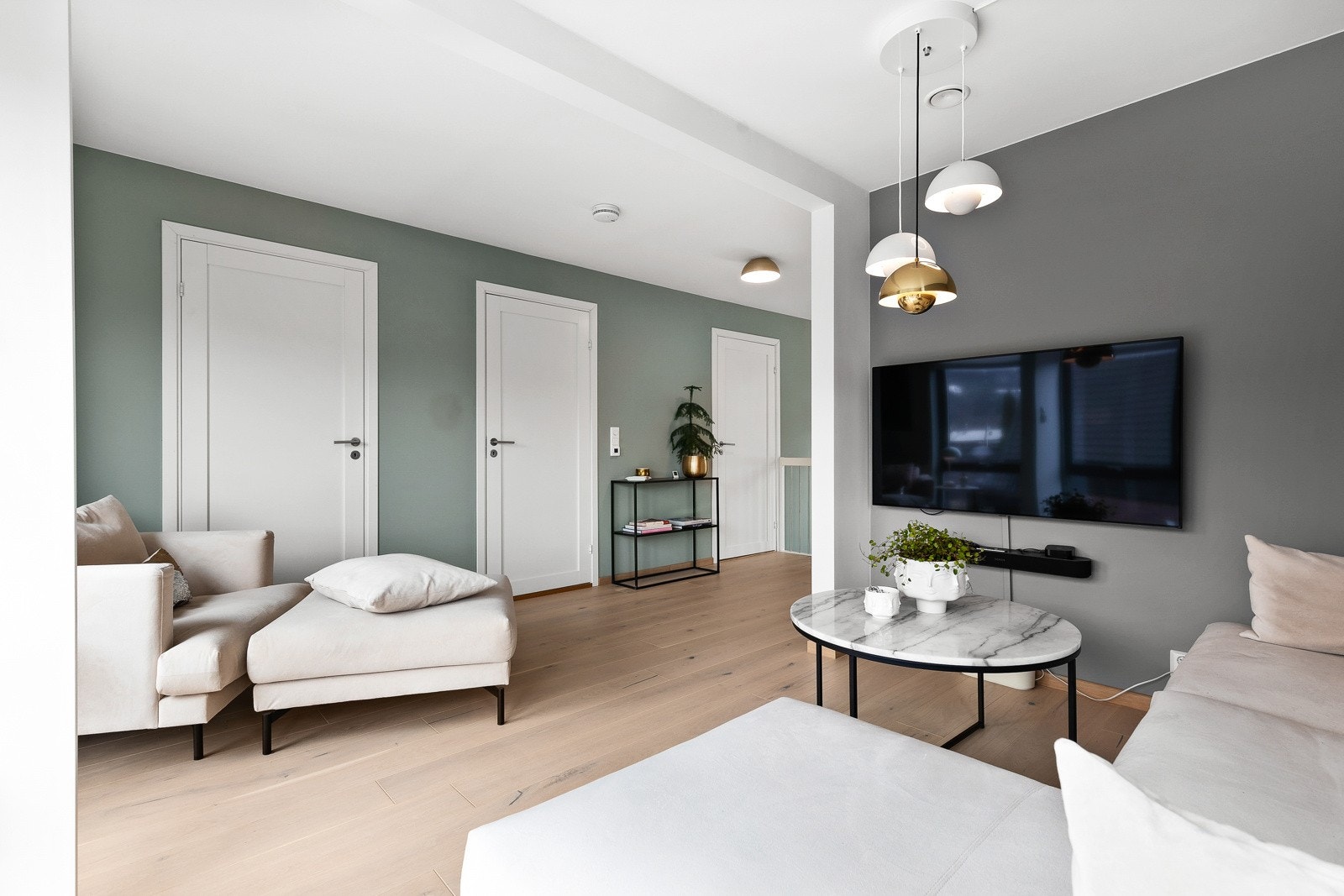 Rommet har god plass til sofa og det er klargjort for vegghengt tv. Galleribilde