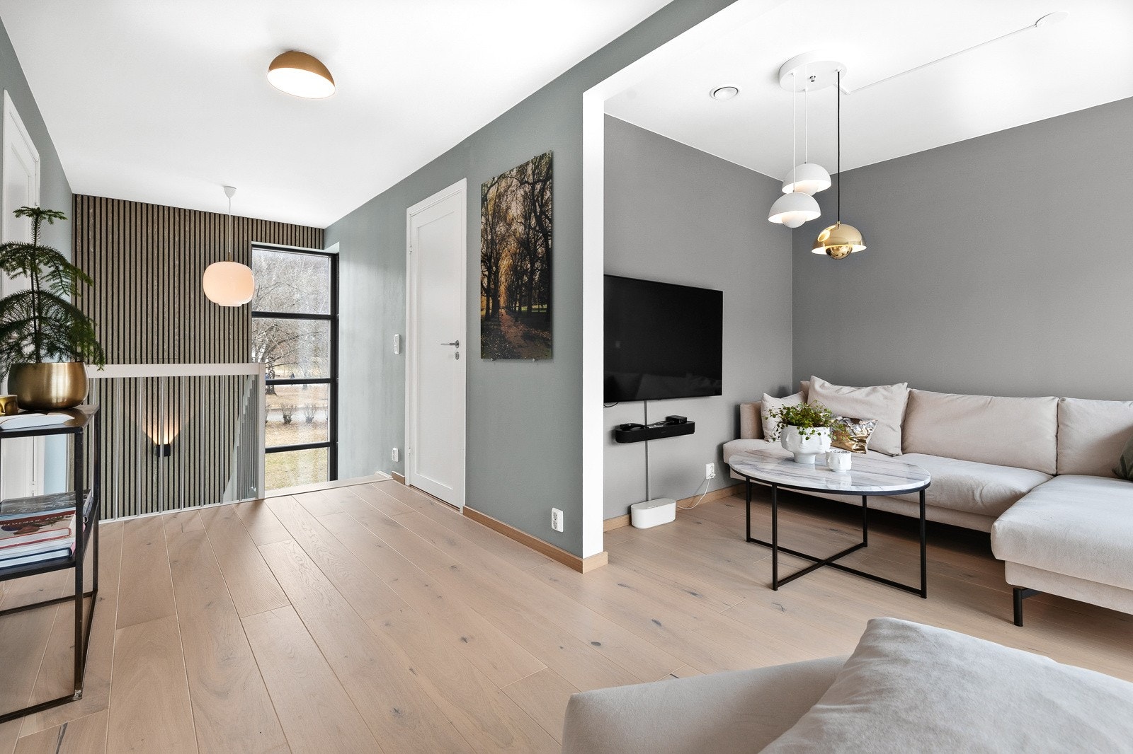 Loftstue med fin beliggenhet til soverommene i 2. etasje. Galleribilde