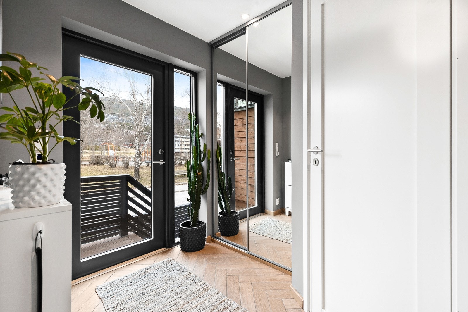 Innbydende entré med godt lysinnslipp, flislagt gulv og stor garderobe. Galleribilde