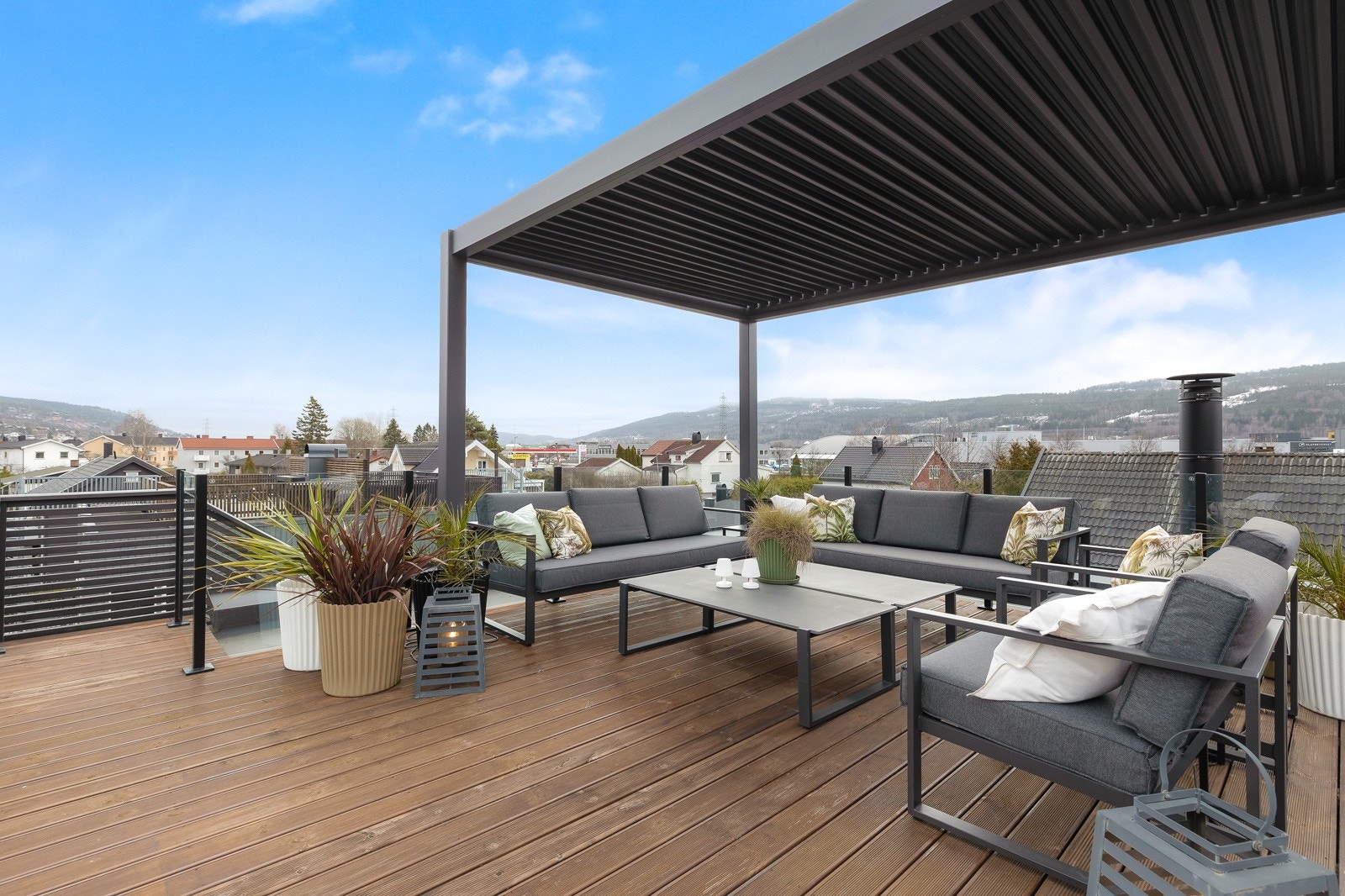 Pergola med plass til lounge hvor du kan nyte lange sommerdager. Galleribilde