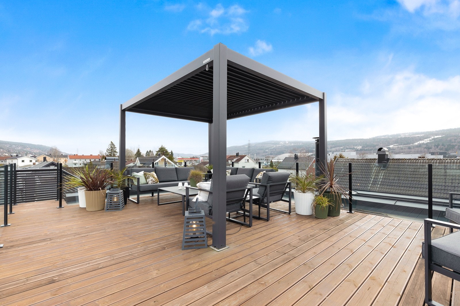Boligen har 34 m² takterrasse med glimrende sol- og utsiktsfohold. Galleribilde